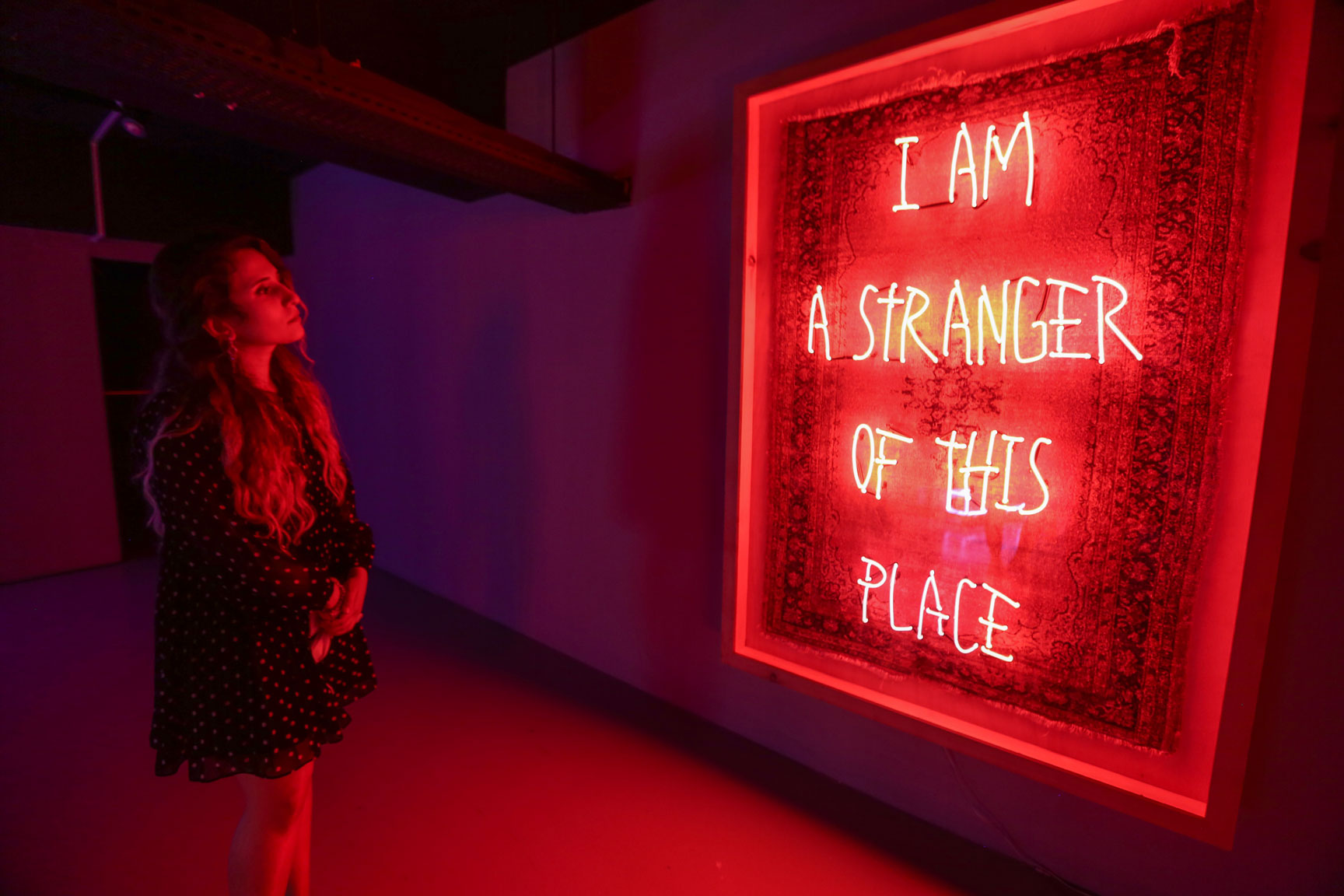 Neon ve ışığın çağdaş sanata yansıması bu sergide