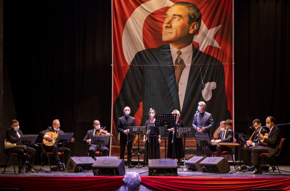Atatürk sevdiği şarkılarla anıldı