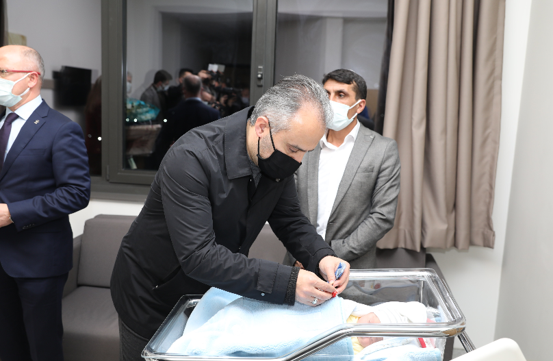 Başkan Aktaş’tan yılın son ve ilk bebeklerine ziyaret