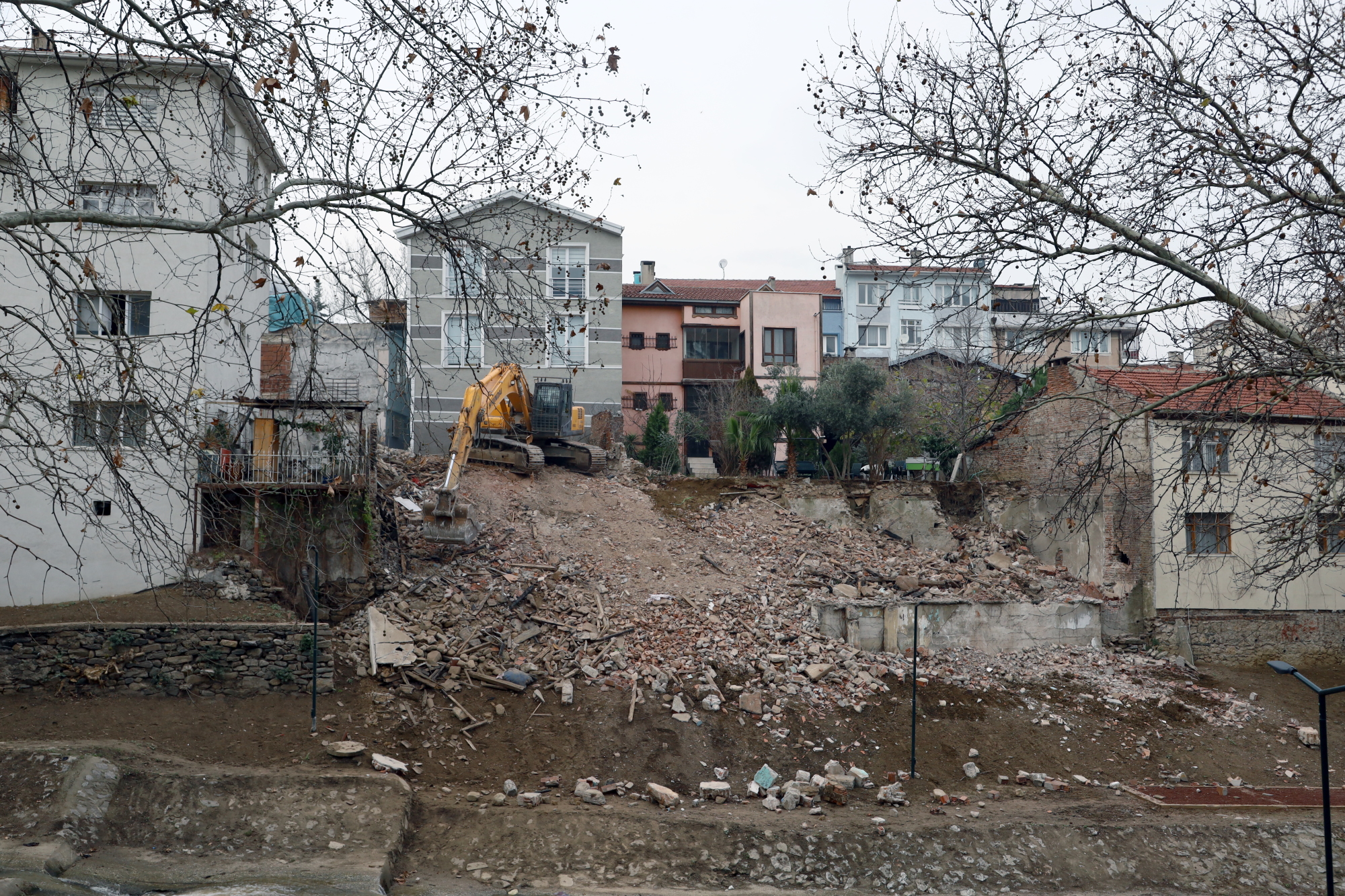 Büyükşehir riskli yapıları ortadan kaldırılıyor