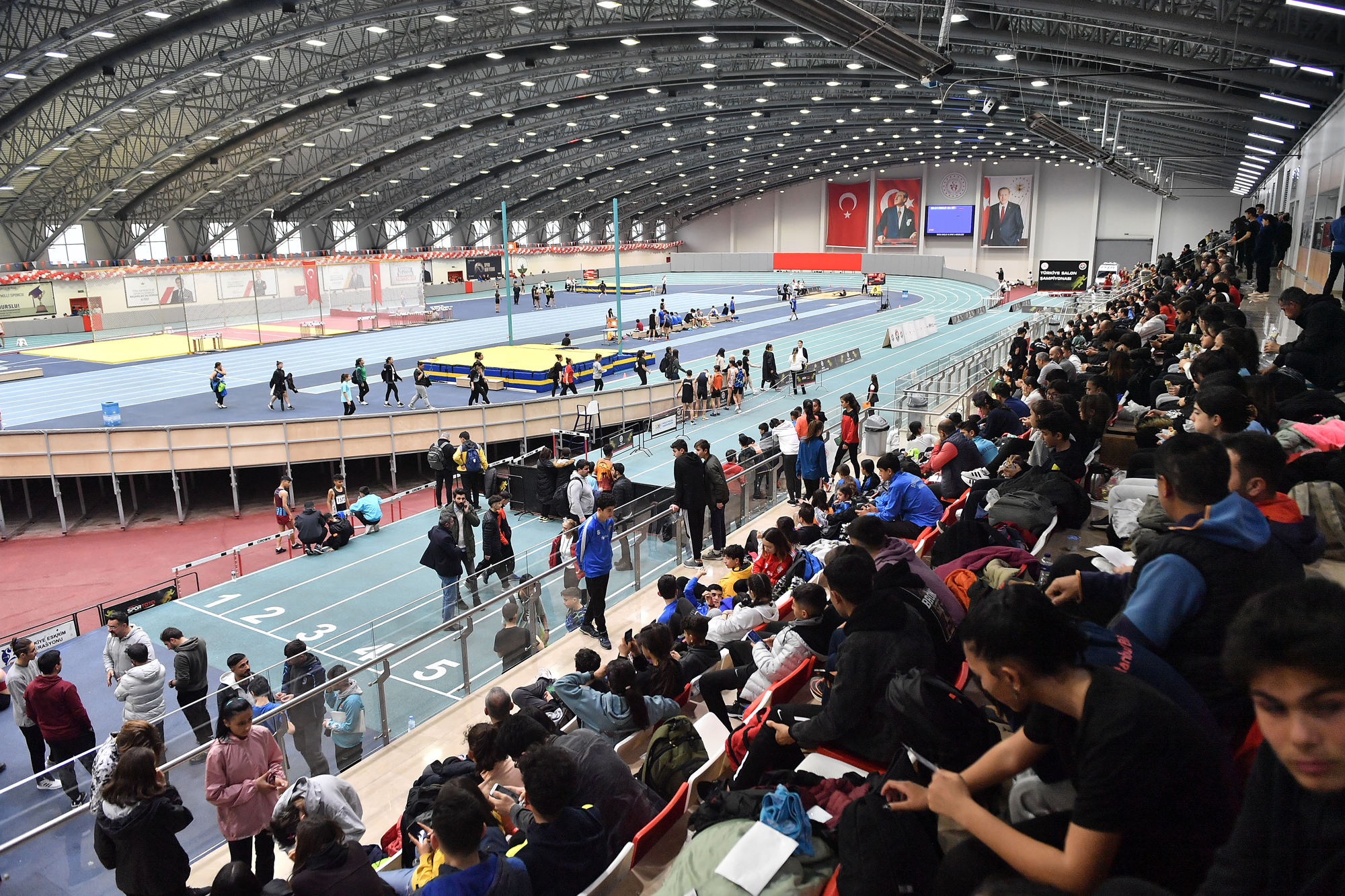 Osmangazi Atletizm Salonu şampiyonanın önüne geçti