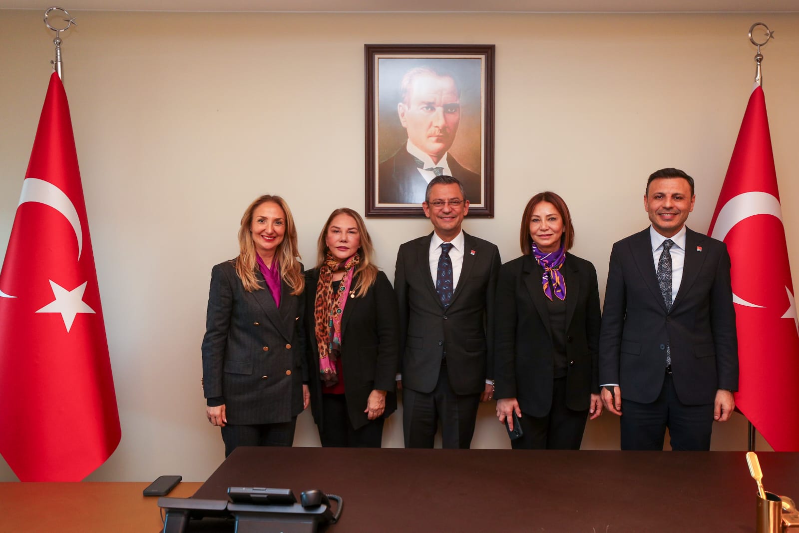 KA. DER'in kadın listesi CHP lider Özgür Özel'in masasında!