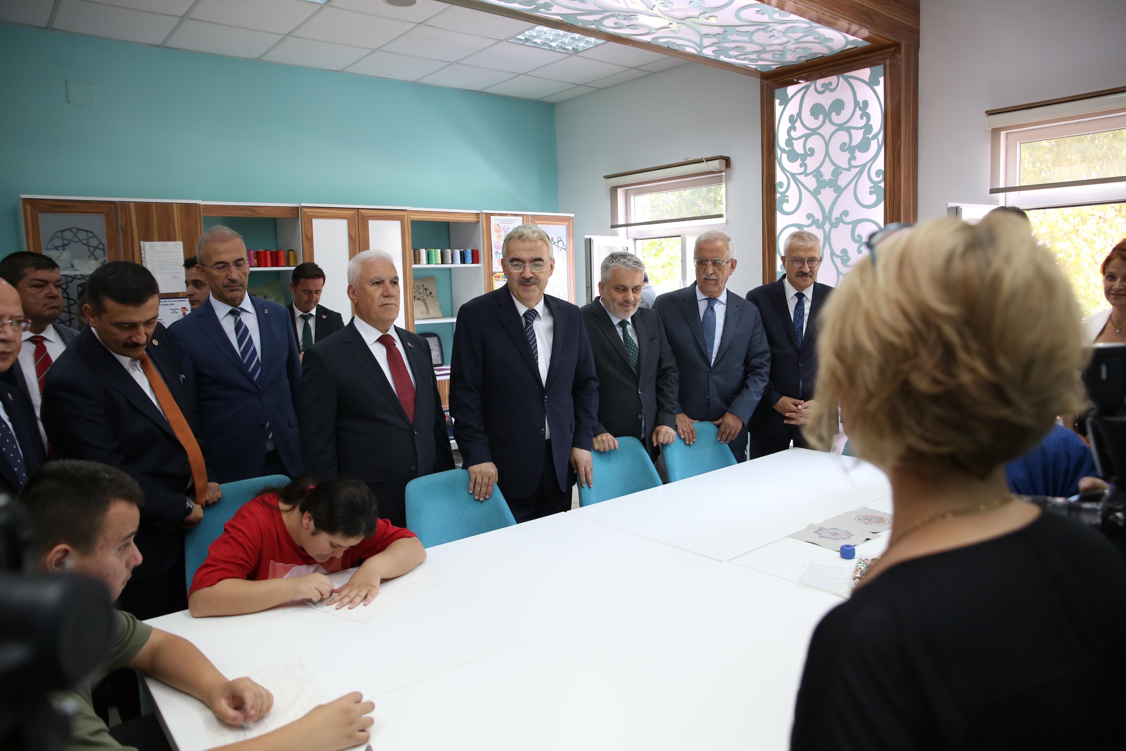 Başkan Bozbey, çocukların ilk ders zili heyecanına ortak oldu