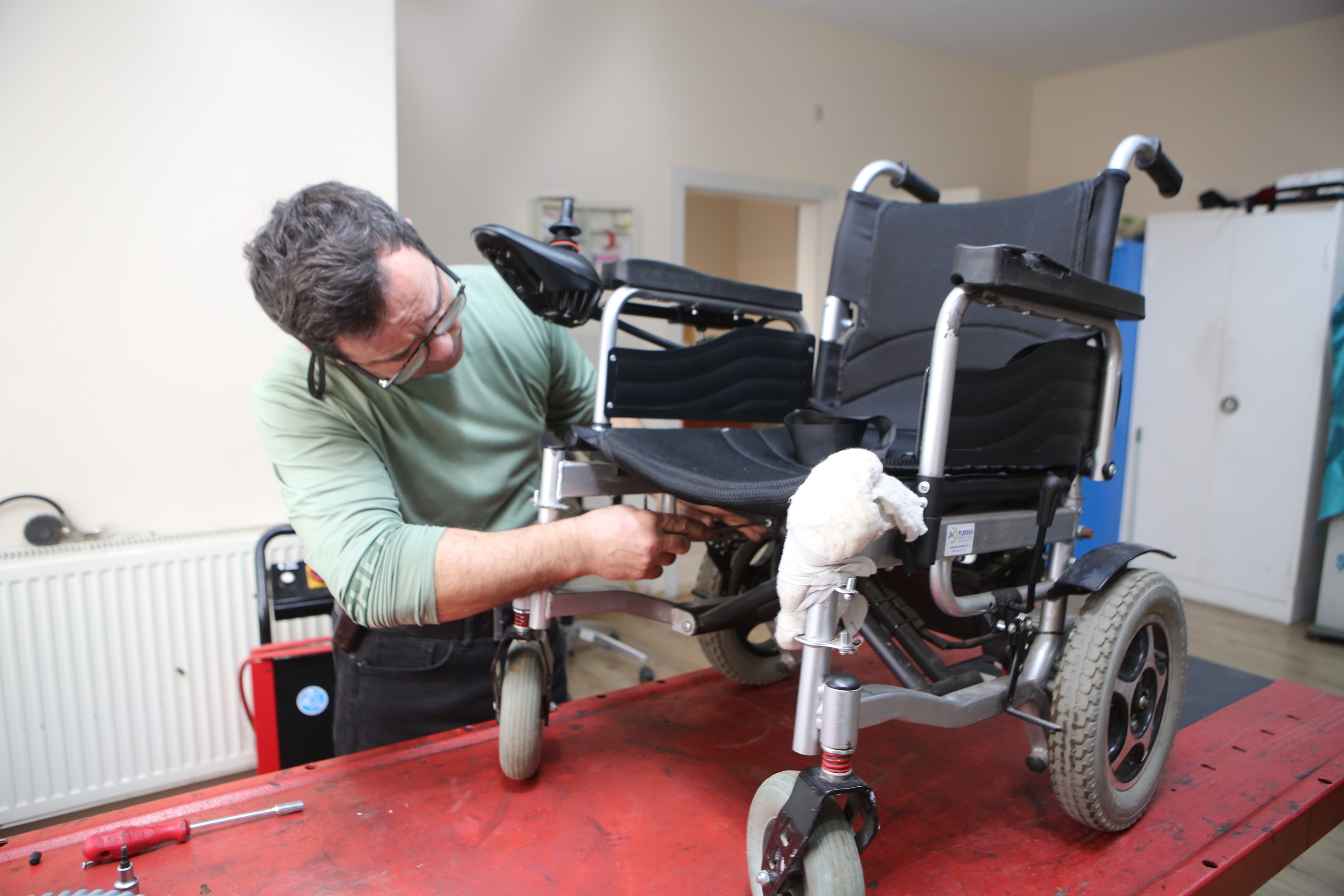 Nilüfer’de tekerlekli sandalye tamir hizmetine büyük ilgi