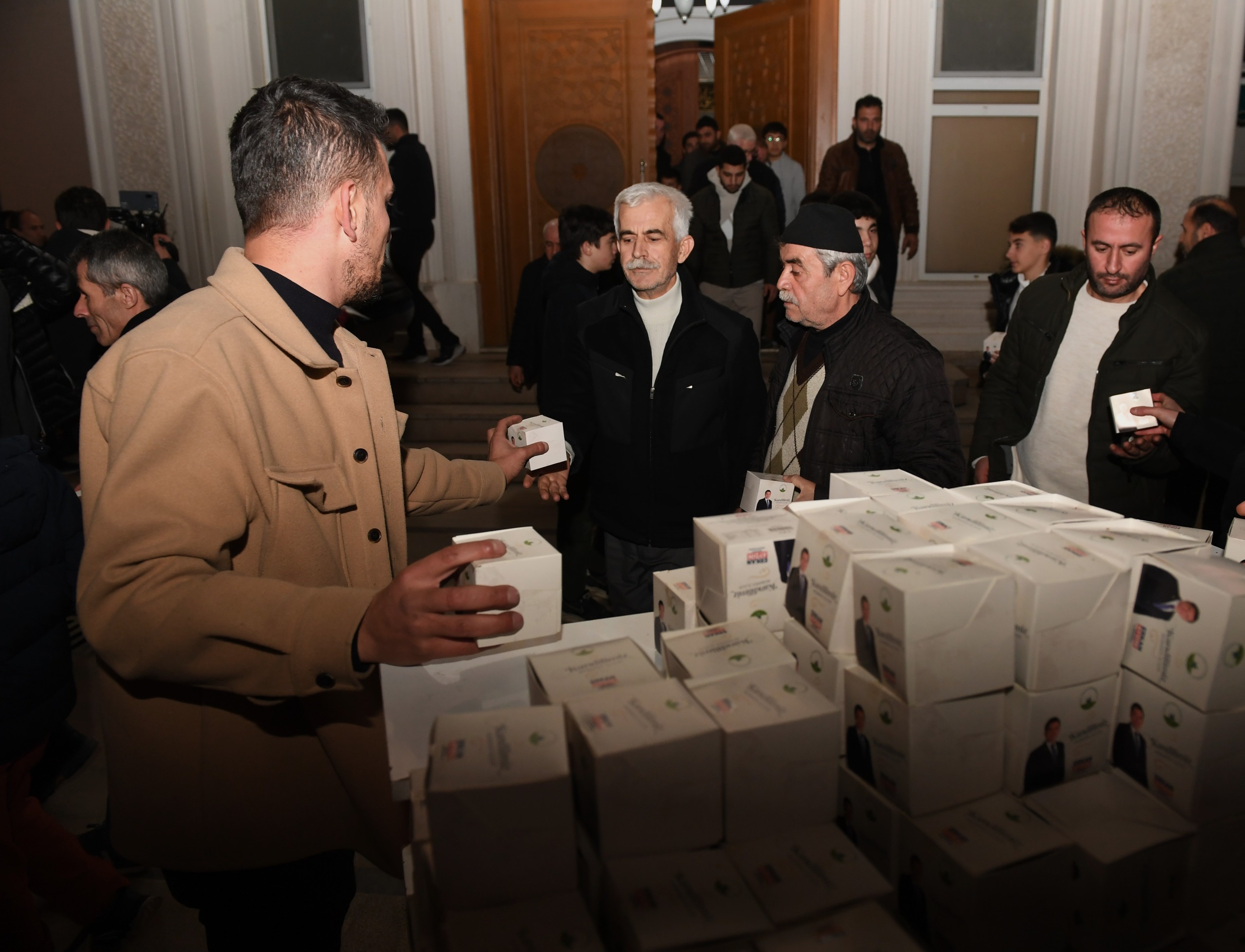 Osmangazi Belediyesi vatandaşlara kandil simidi dağıttı