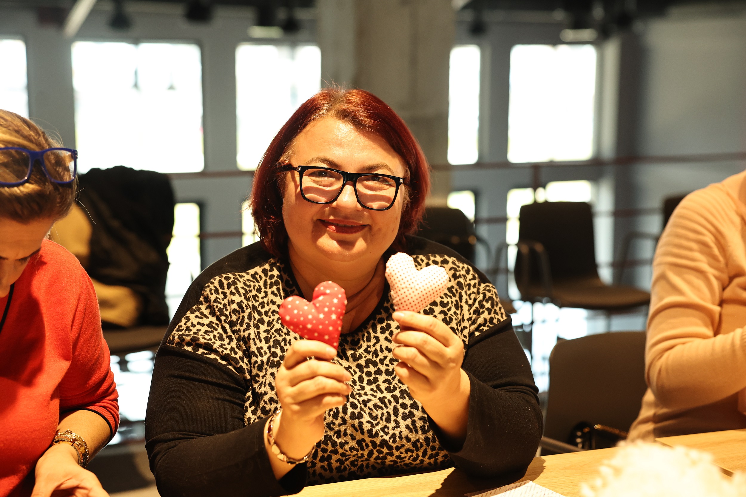 Kadınlardan Sevgililer Günü’ne özel kapı süsleri