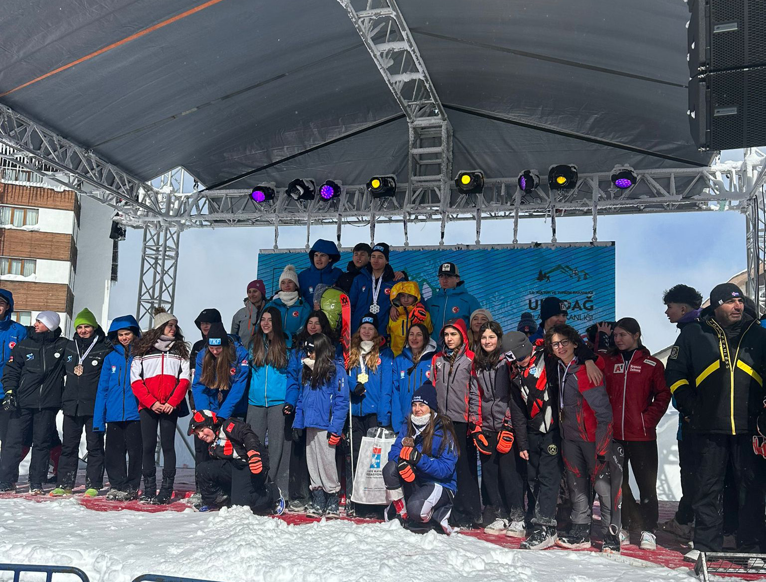 Uludağ'da genç kayakçılar yarıştı