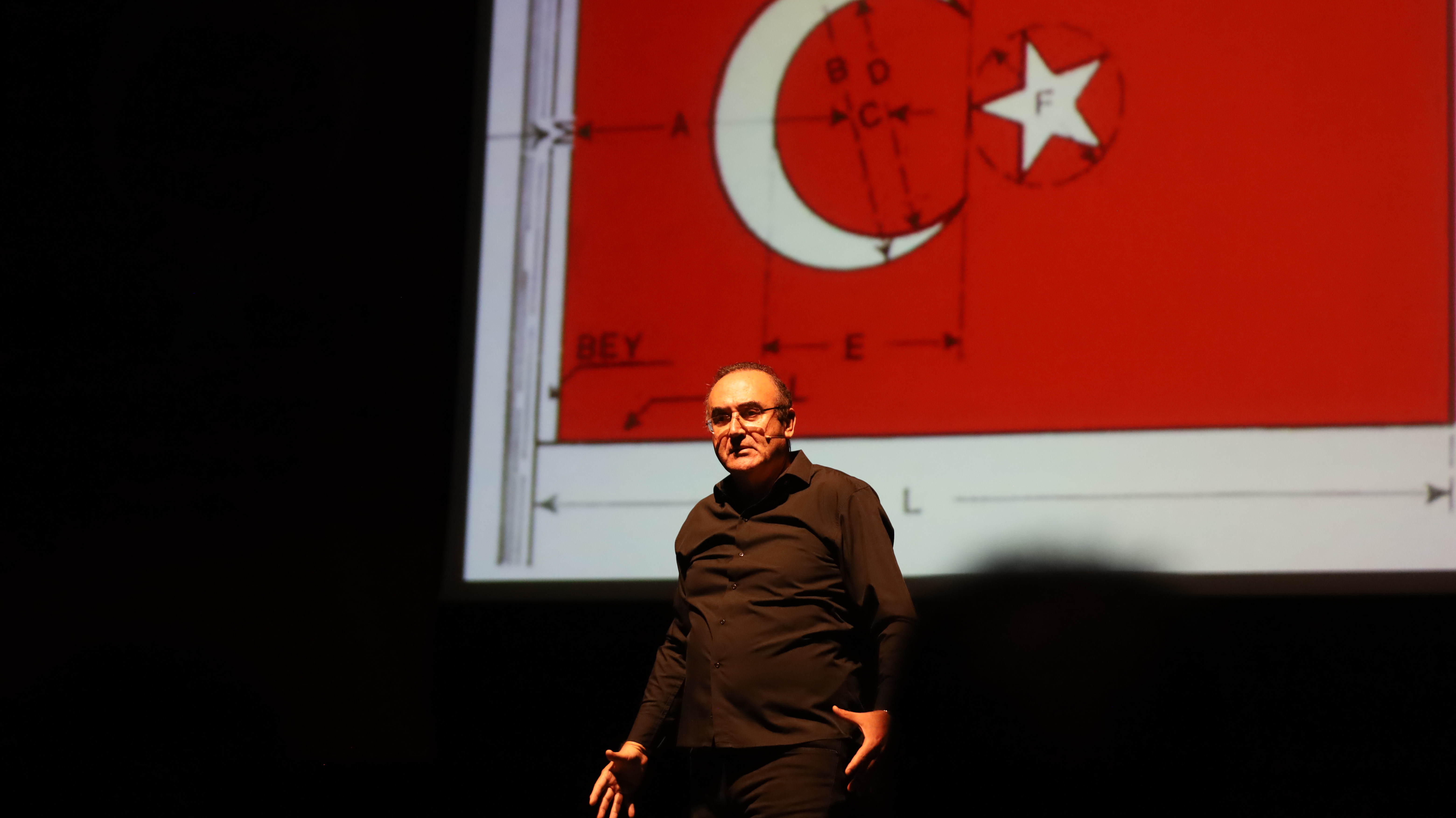 Bursa'da Sunay Akın'dan "Mahya Işıkları" söyleşisi