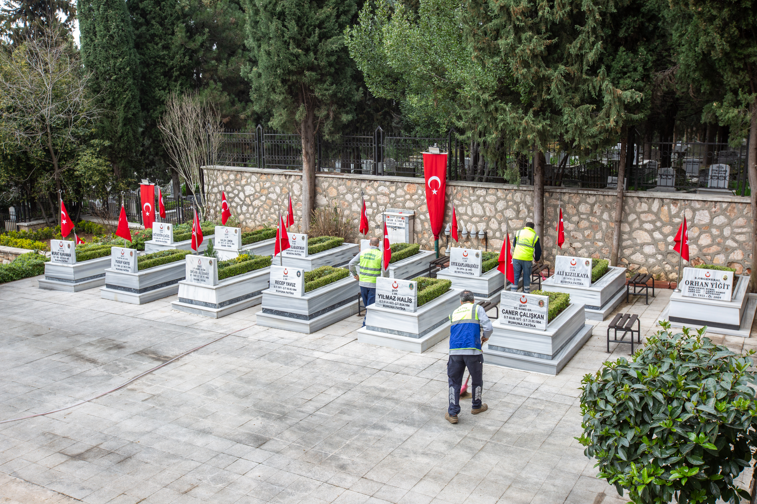 Bursa'da şehitlikler ziyarete hazır hale getirildi
