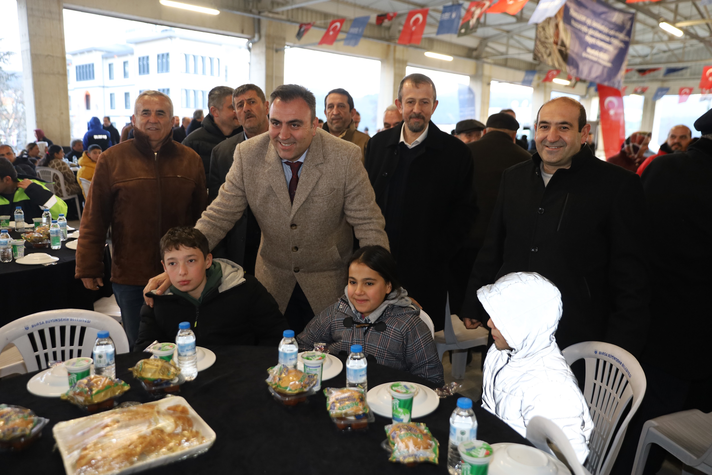 Büyükşehir Belediyesi, Orhaneli'de iftar sofrası kurdu