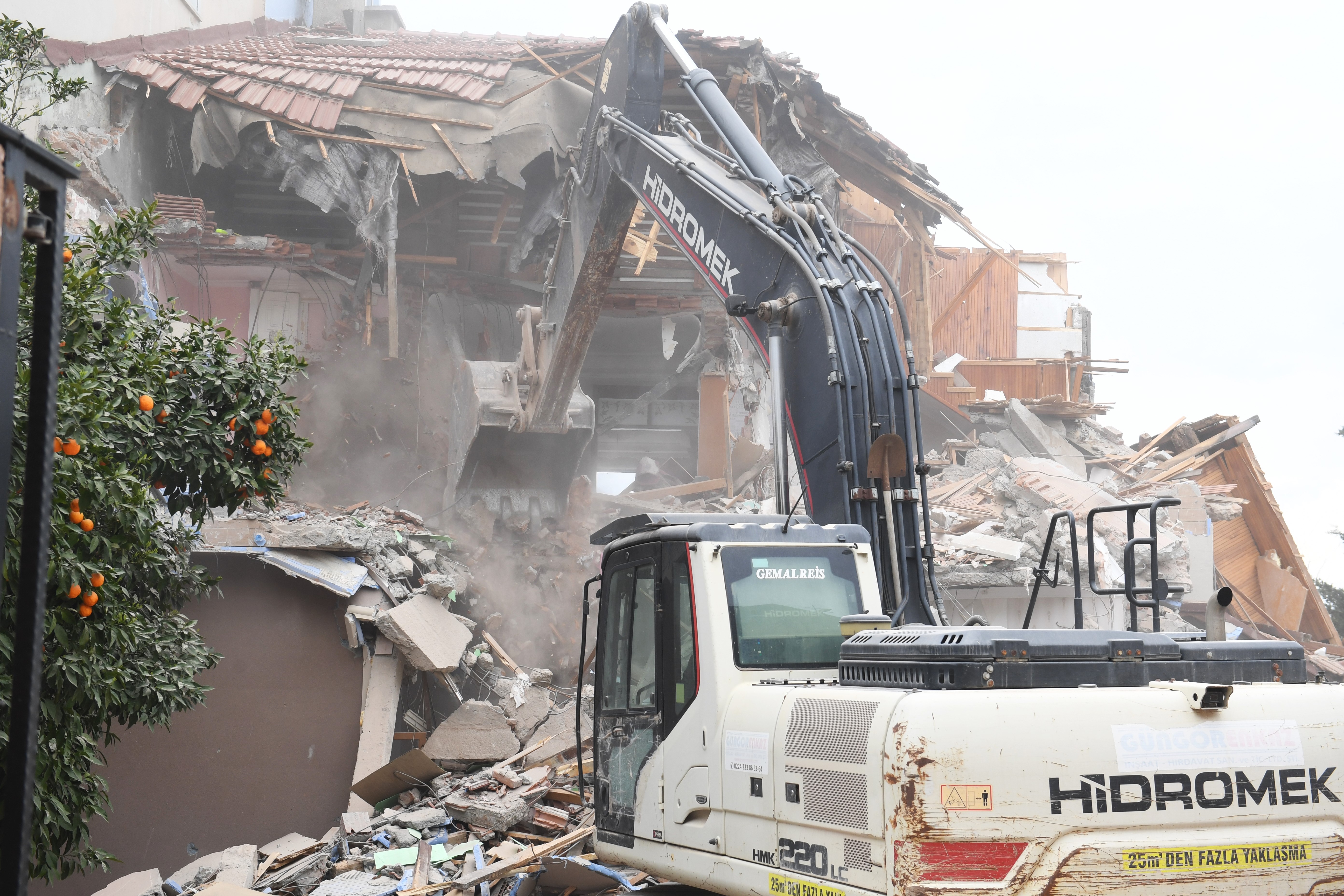 Osmangazi'de Tarihi Surları tehdit eden bina yıkıldı