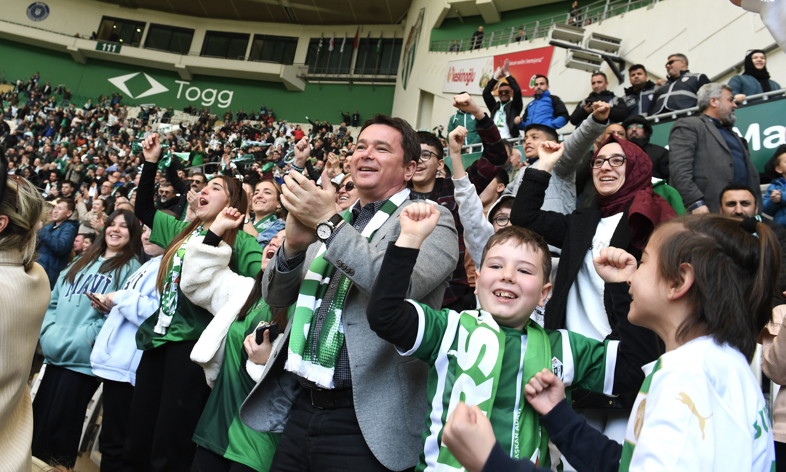 Başkan Aydın, çocuklarla Bursaspor maçını izledi