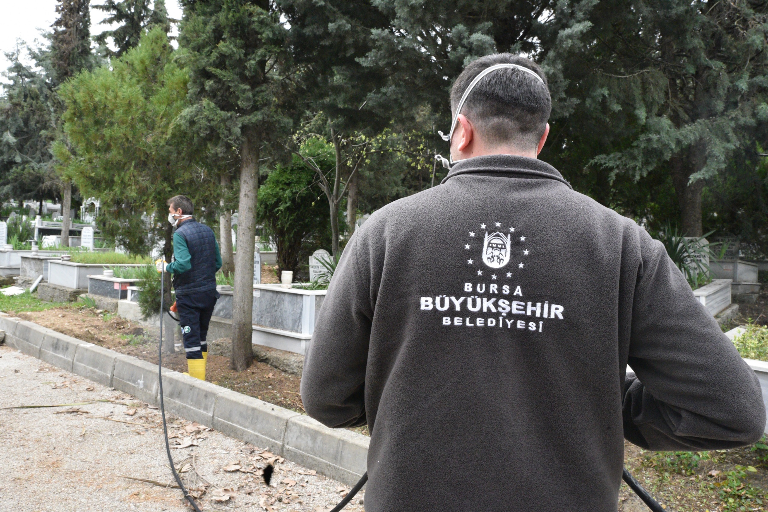 Bursa Büyükşehir'den bayram öncesi mezarlık temizliği