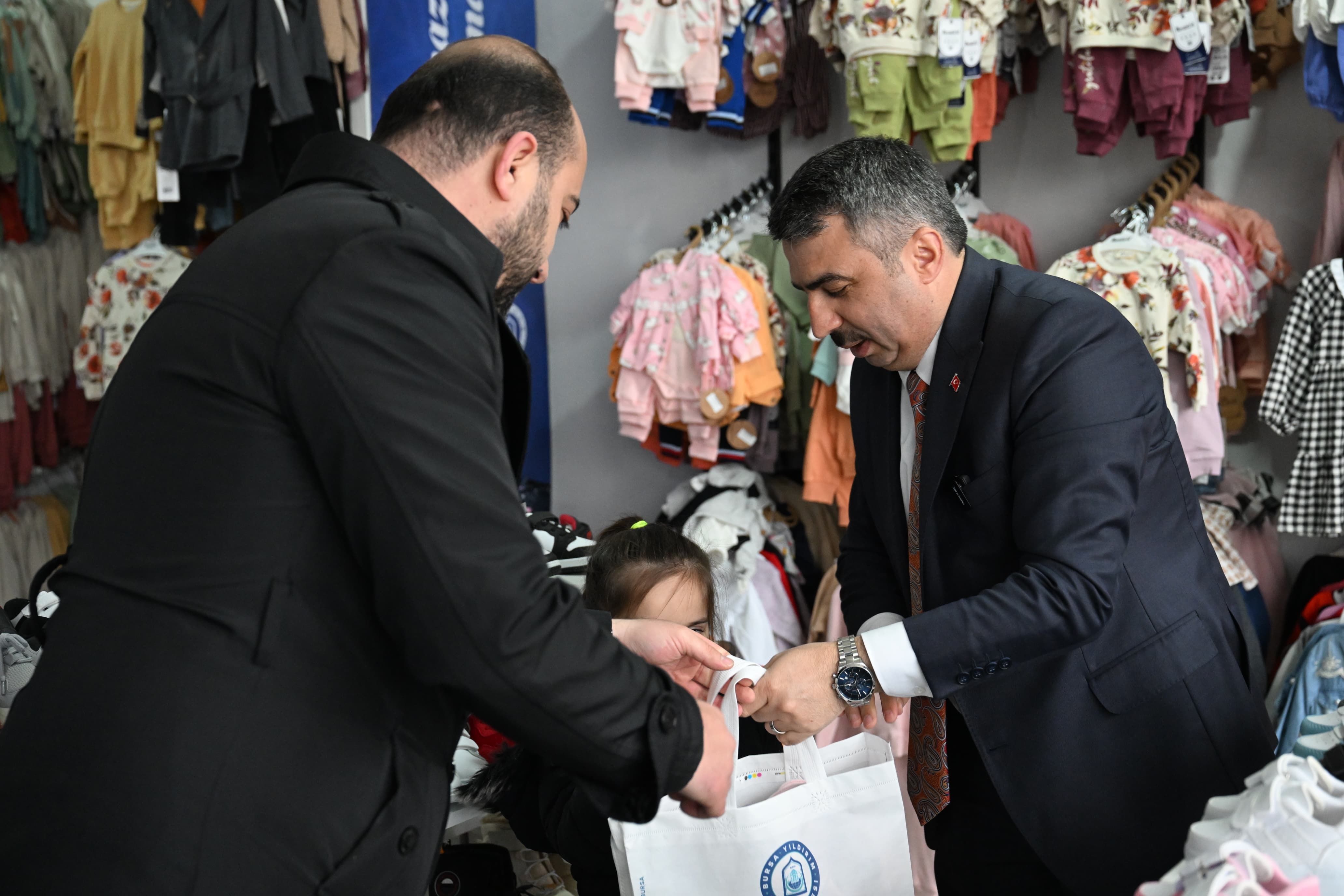 Yıldırım'dan bayram öncesi giyim desteği