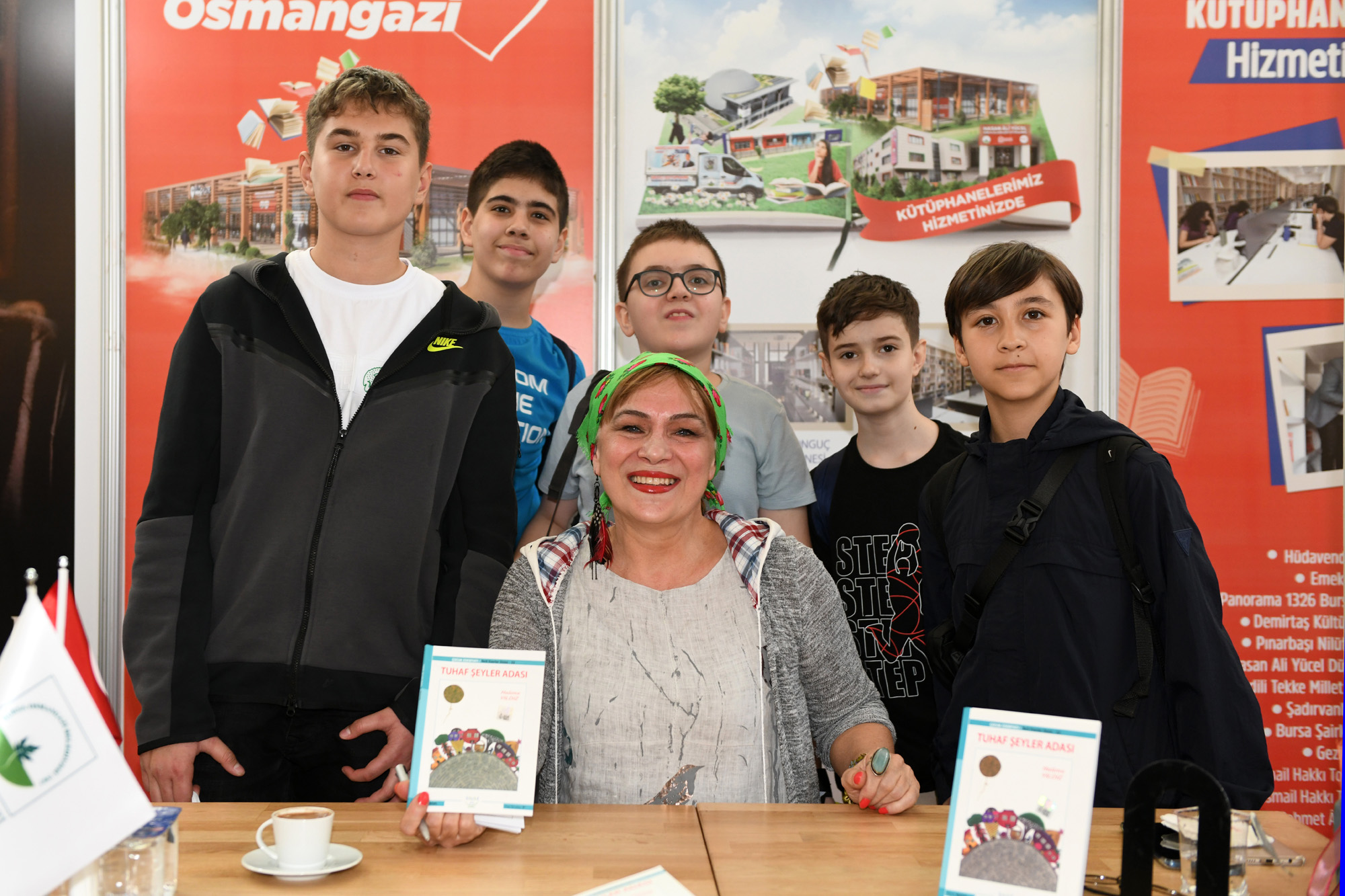 Halime Yıldız kitaplarını minik okurlar için imzaladı