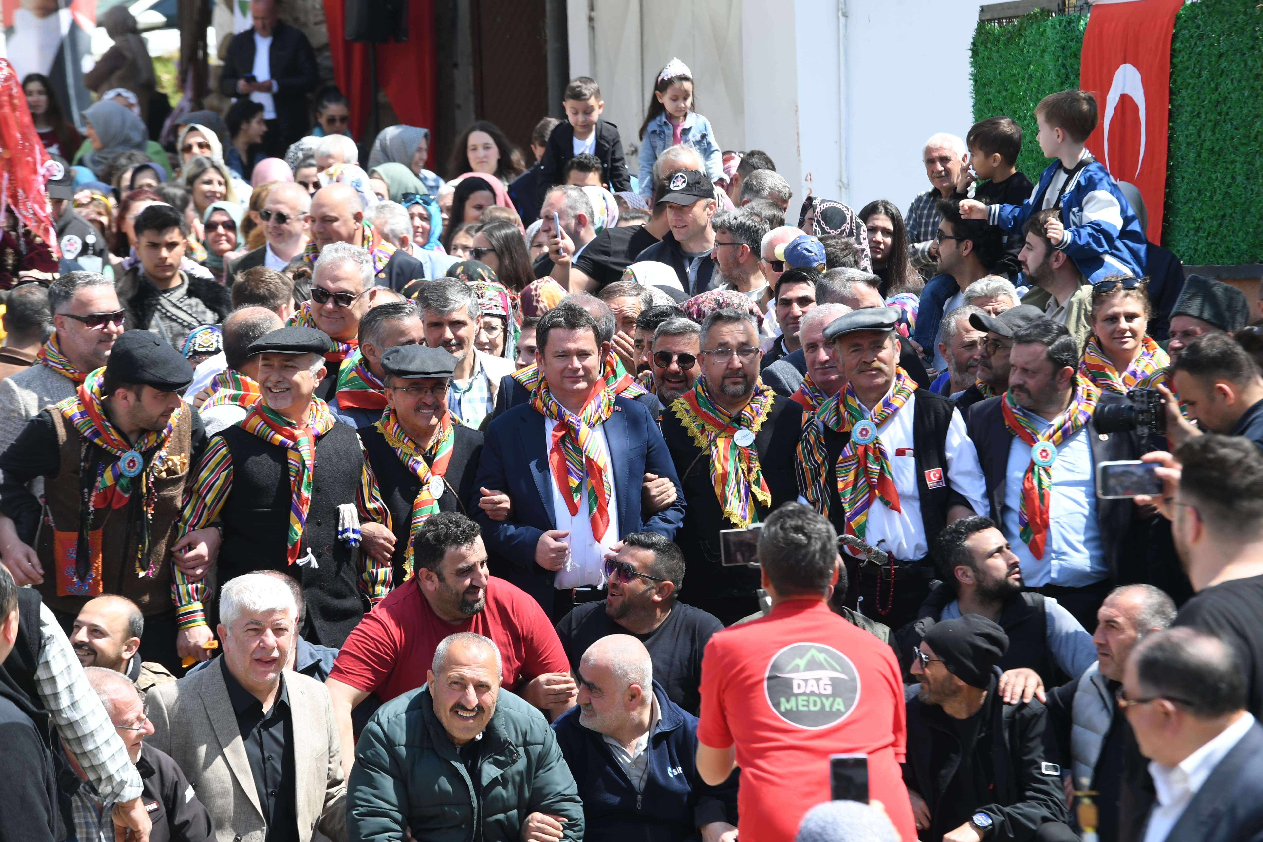 Başkan Aydın köy düğününde nikah kıydı, salon müjdesi verdi