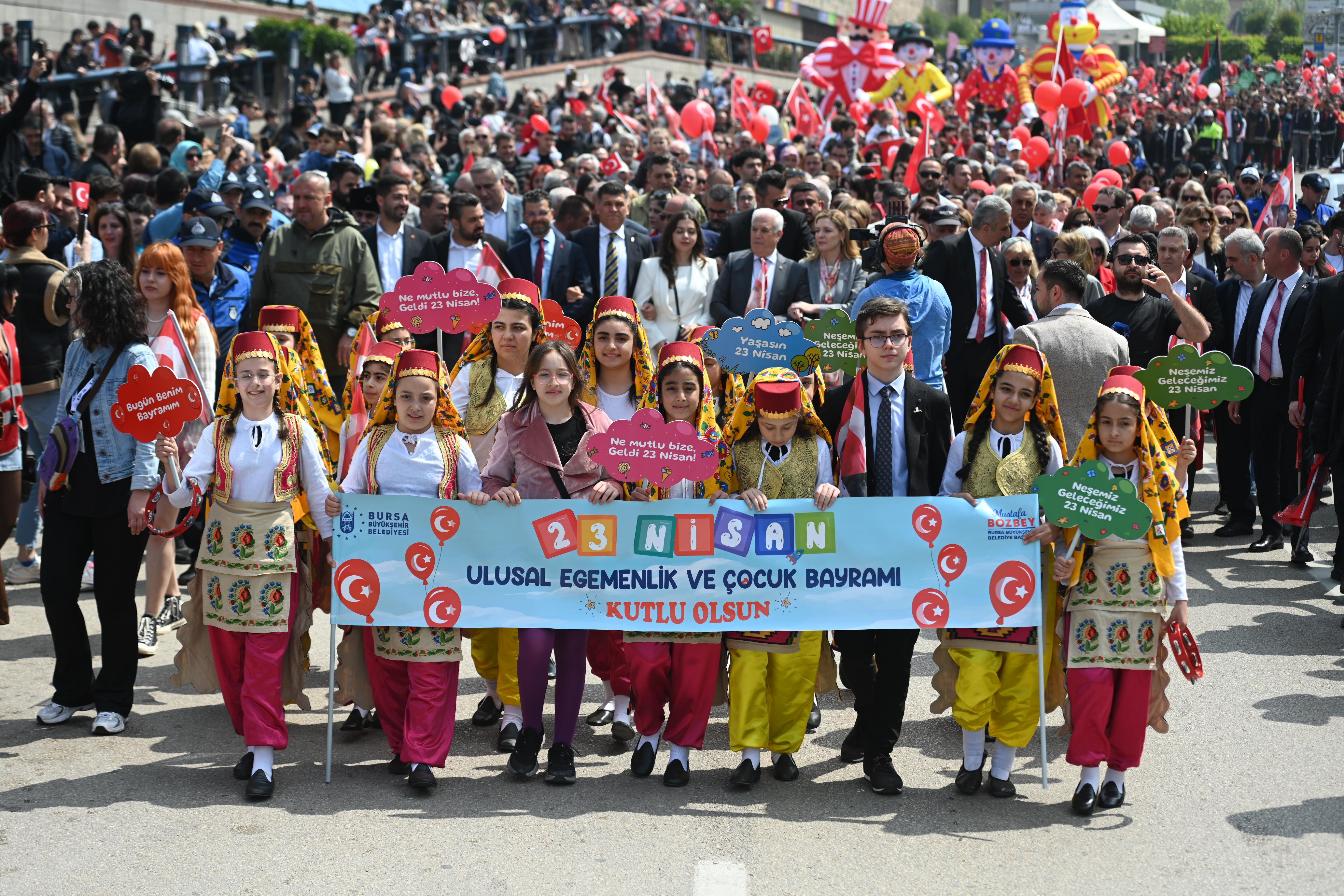 Bursa'da çocuklar 23 Nisan'ı şenlikle kutladı