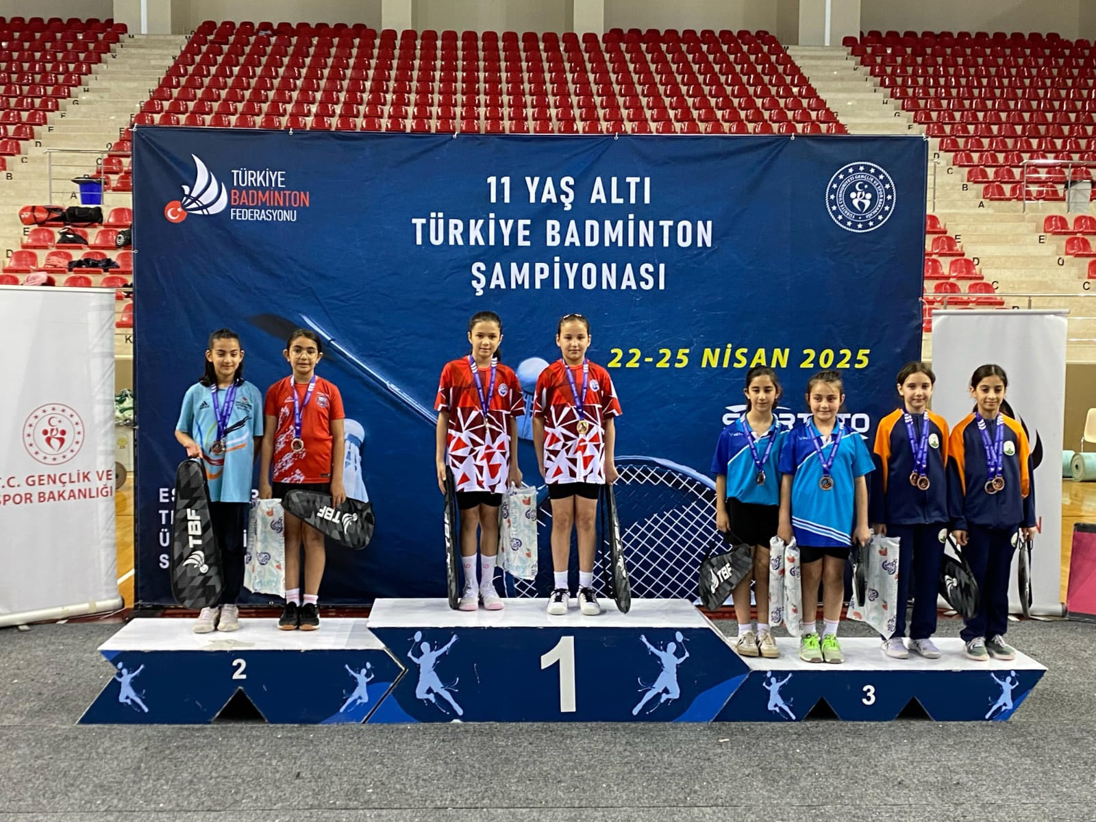 Genç badmintoncular Türkiye dereceleriyle döndü