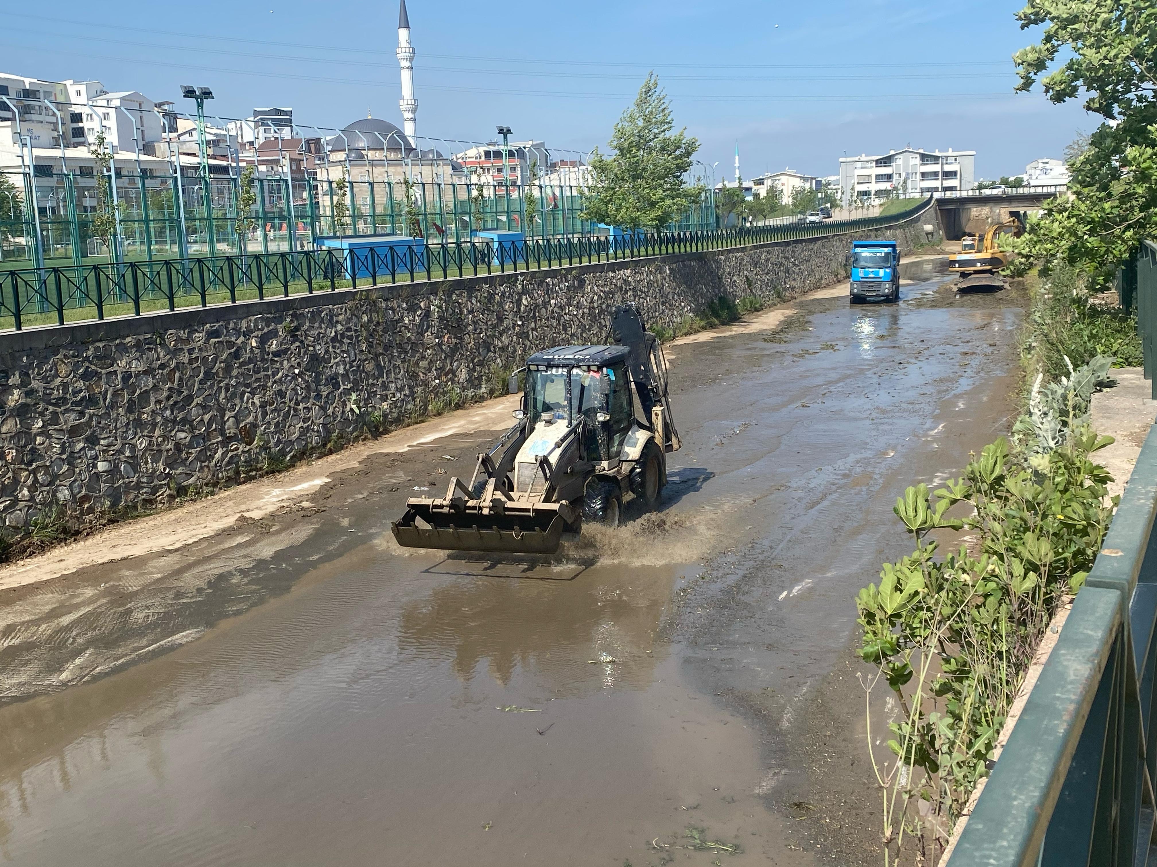 Büyükşehir'den Mandıras Deresi'nde temizlik hamlesi