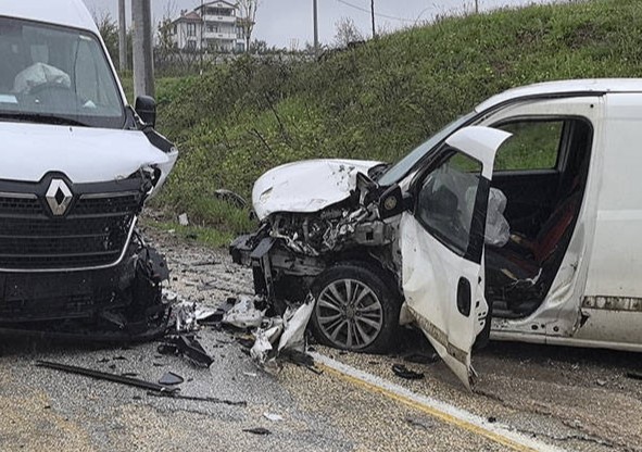 İnegöl'de servis minibüsü kaza yaptı: Çok sayıda yaralı