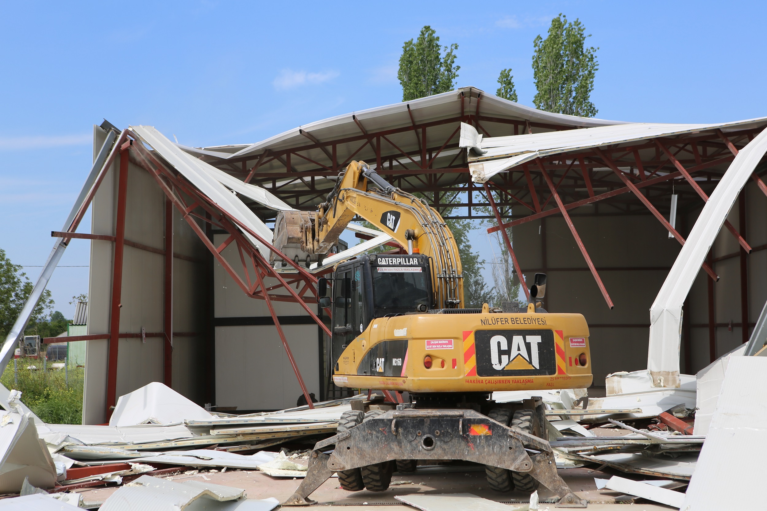 Nilüfer Belediyesi'nden kaçak fabrikaya yıkım