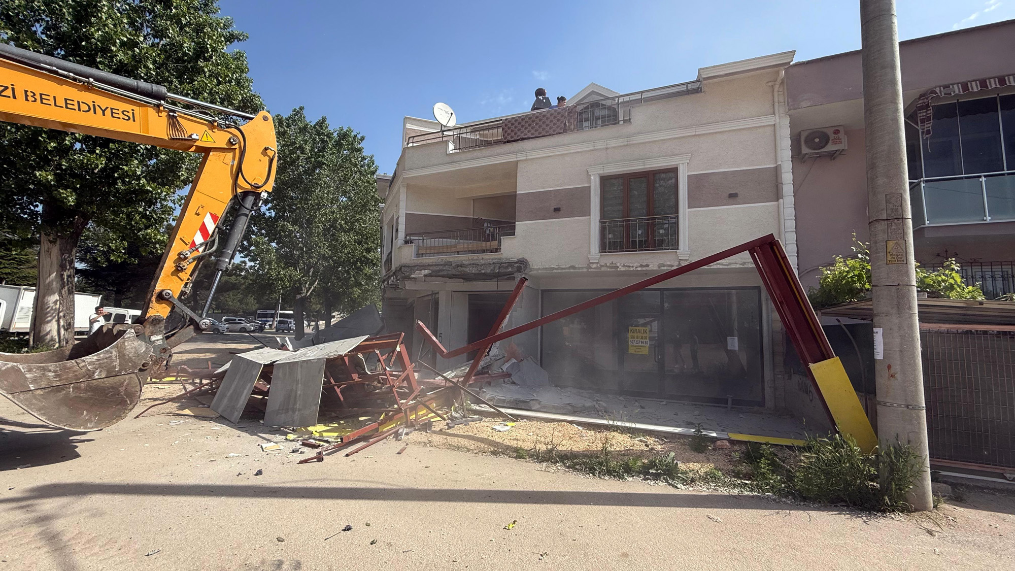 Osmangazi Belediyesi Yunuseli'nde kaçak bina bölümünü yıktı