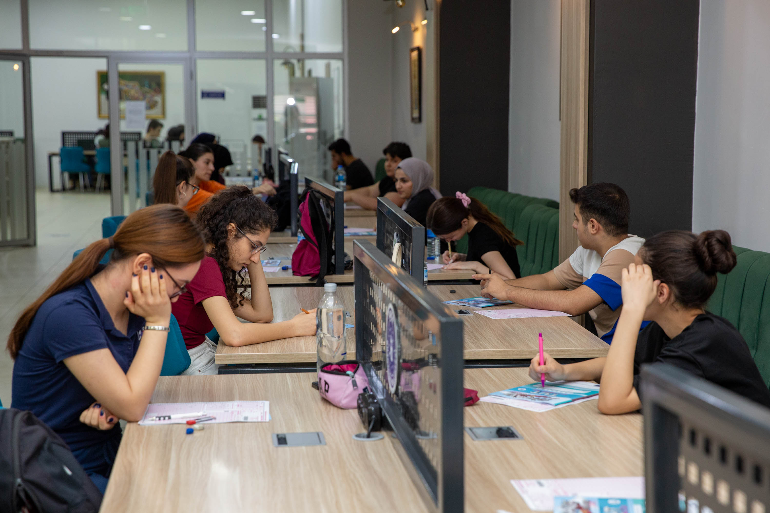 Bursa'da gençler gerçek sınav atmosferinde TYT denemesi yaptı