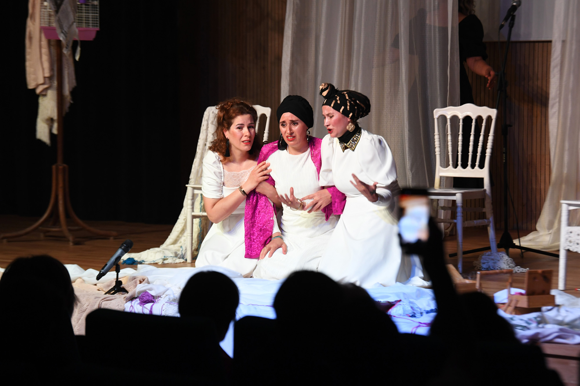 Kadınlar Tiyatro Sahnesinde projesi 'Kozalar' izleyiciyle buluştu