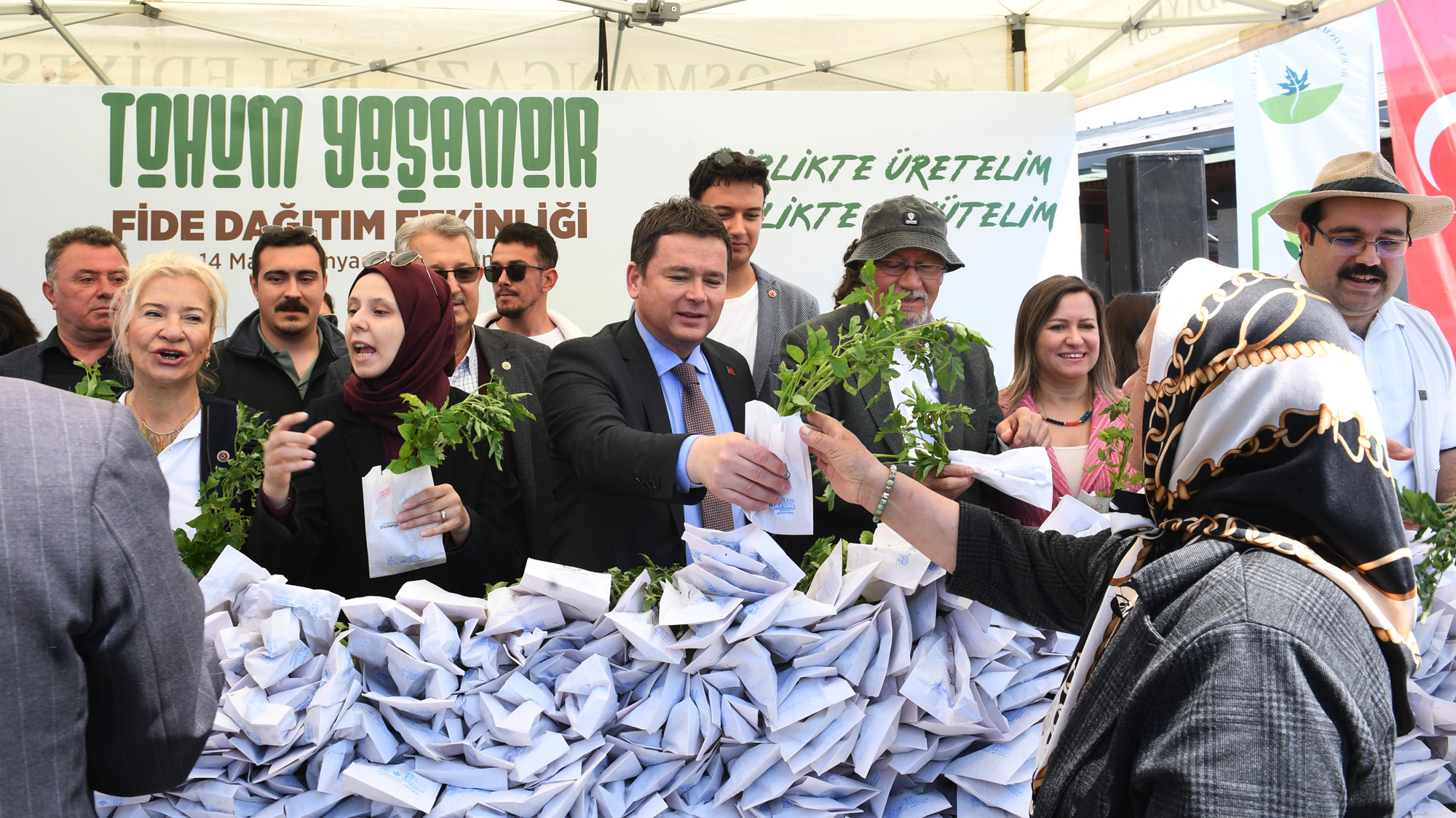 Balkonlar tarım alanına dönüşüyor: Osmangazi fide dağıttı