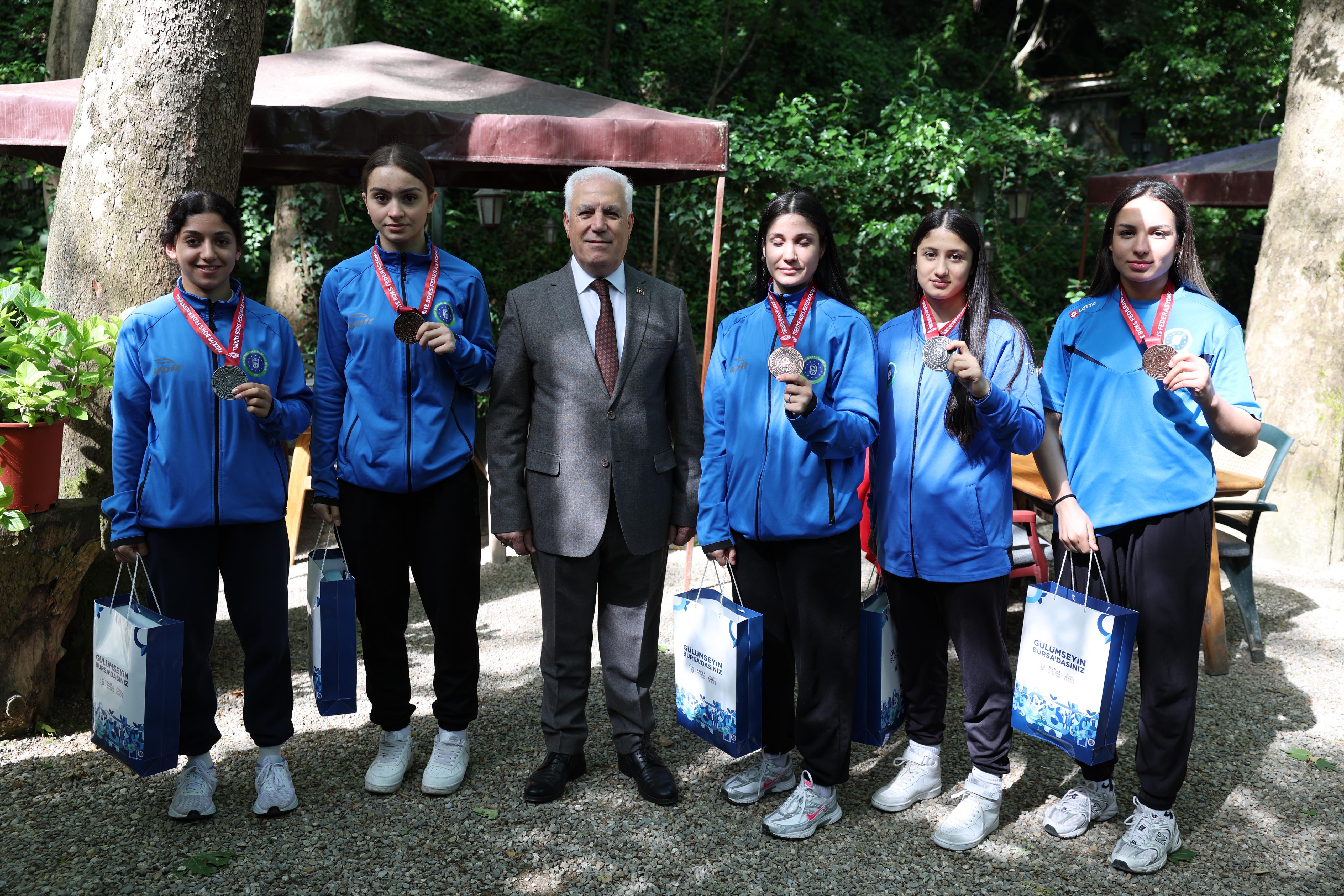 Başkan Bozbey'den boks şampiyonlarına tebrik ve destek