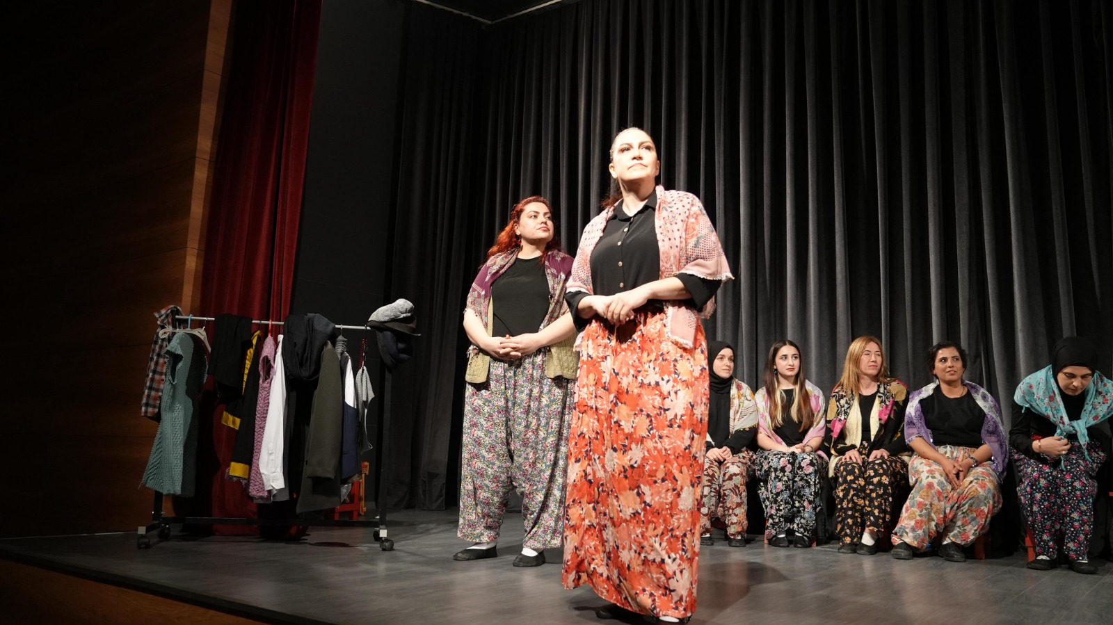 Başkan Işık'tan Gürsulu tiyatroculara destek