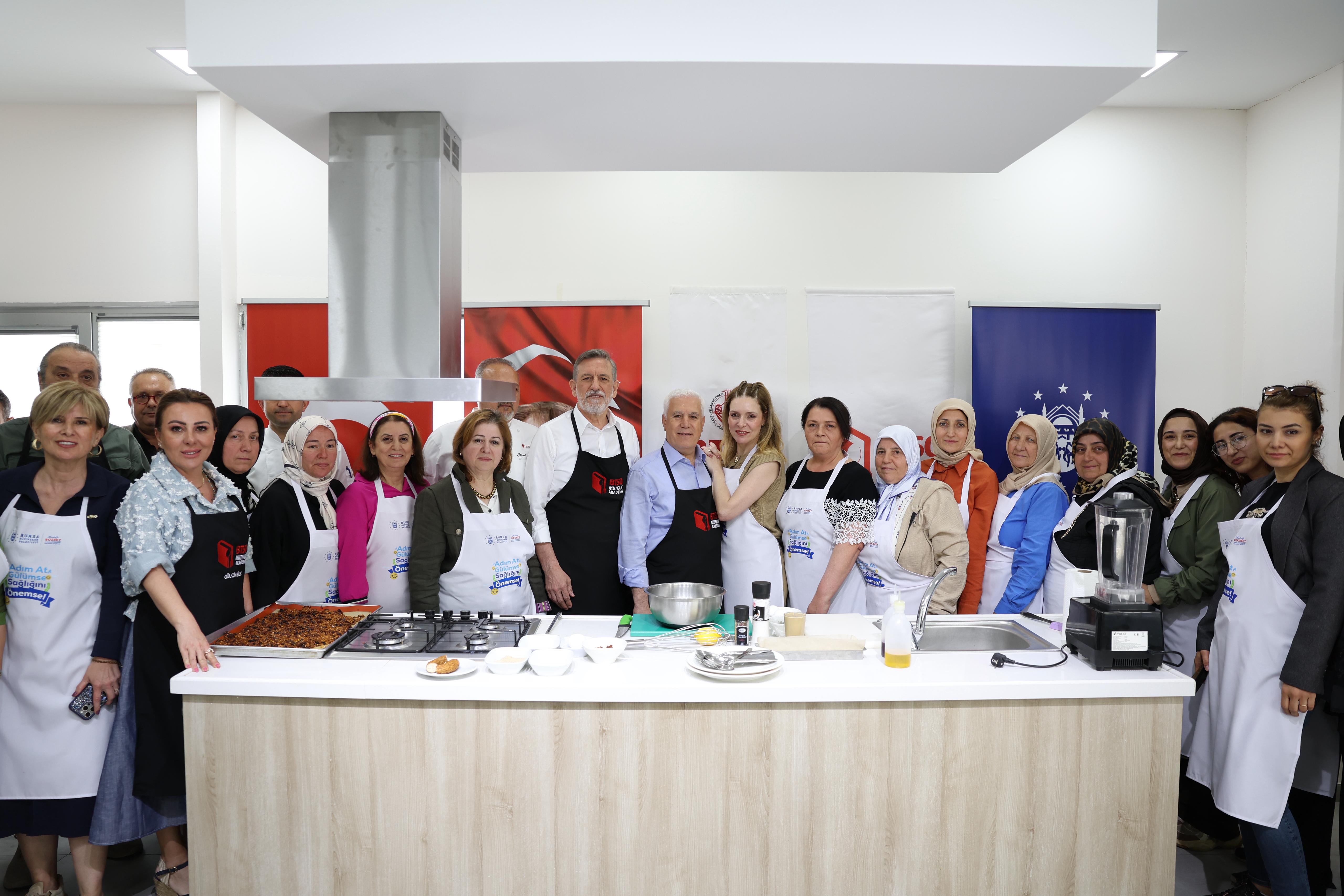 Sağlıklı yaşam için Bozbey çifti mutfakta salata yaptı