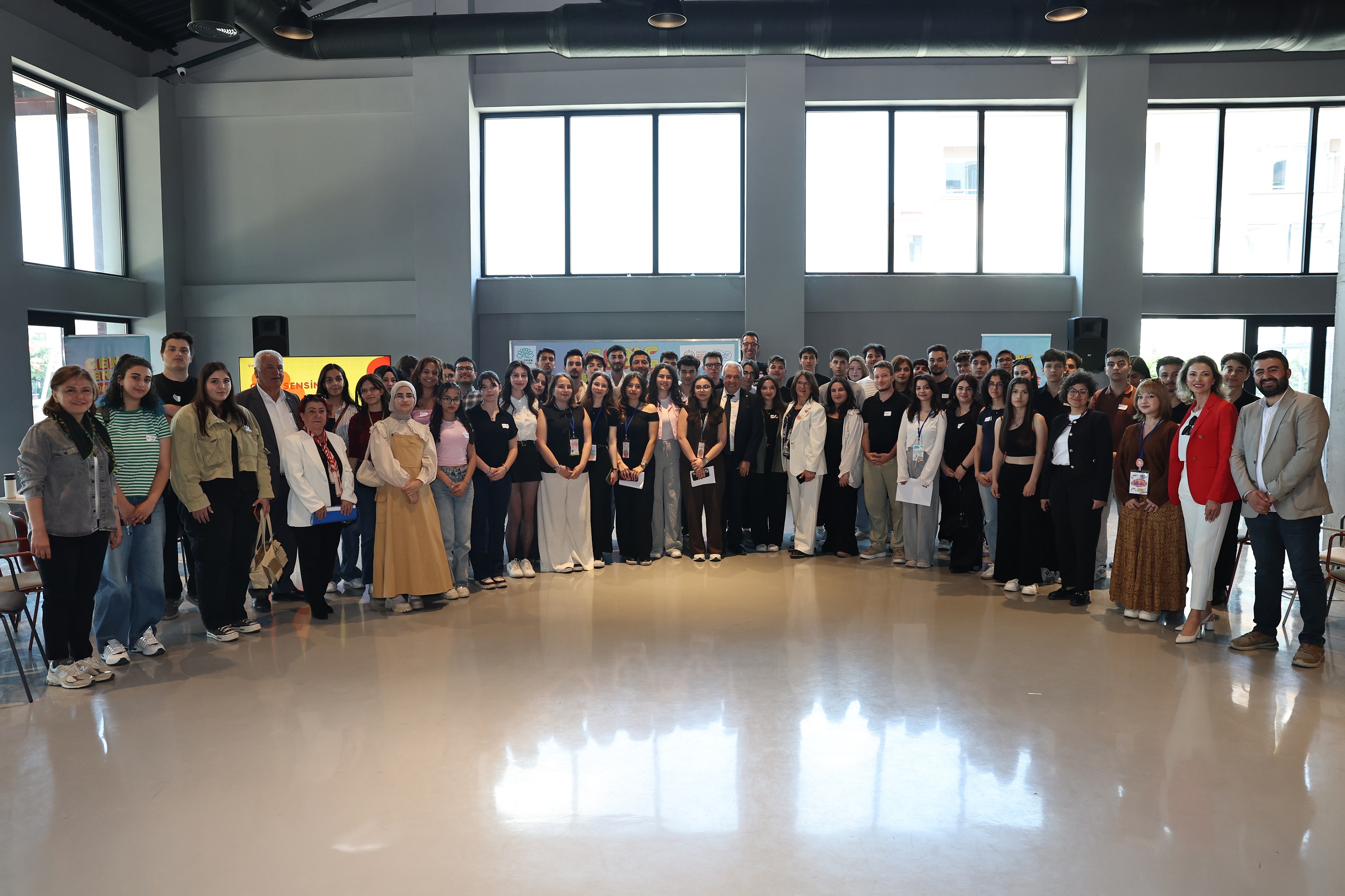 Başkan Şadi Özdemir Gençlik Bayramı’nda gençlerle buluştu