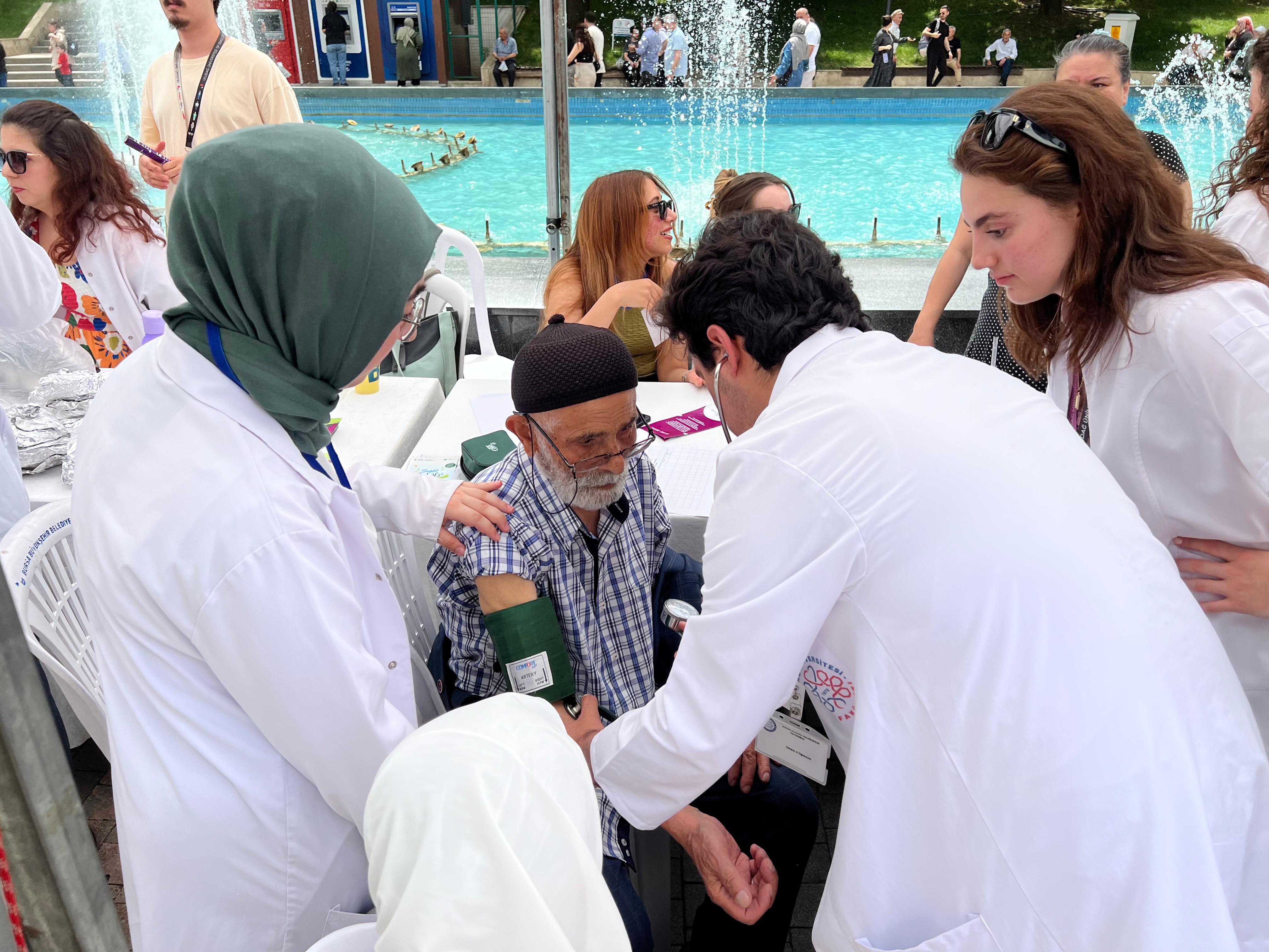 ‘Sağlık Sokağı’nda vatandaşa ücretsiz sağlık hizmeti