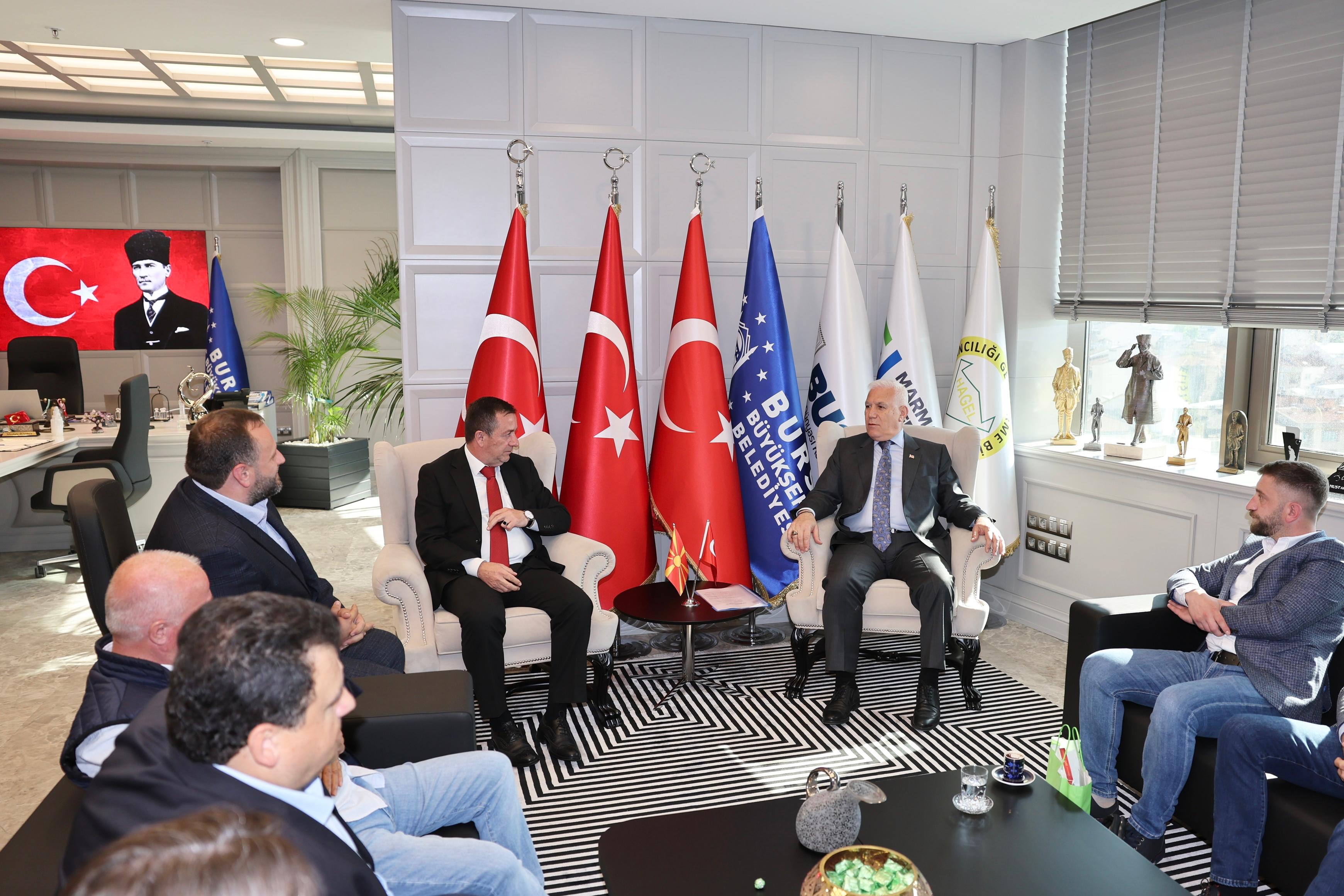 Büyükşehir’den Studeniçani Belediyesi’ne çöp kamyonu desteği