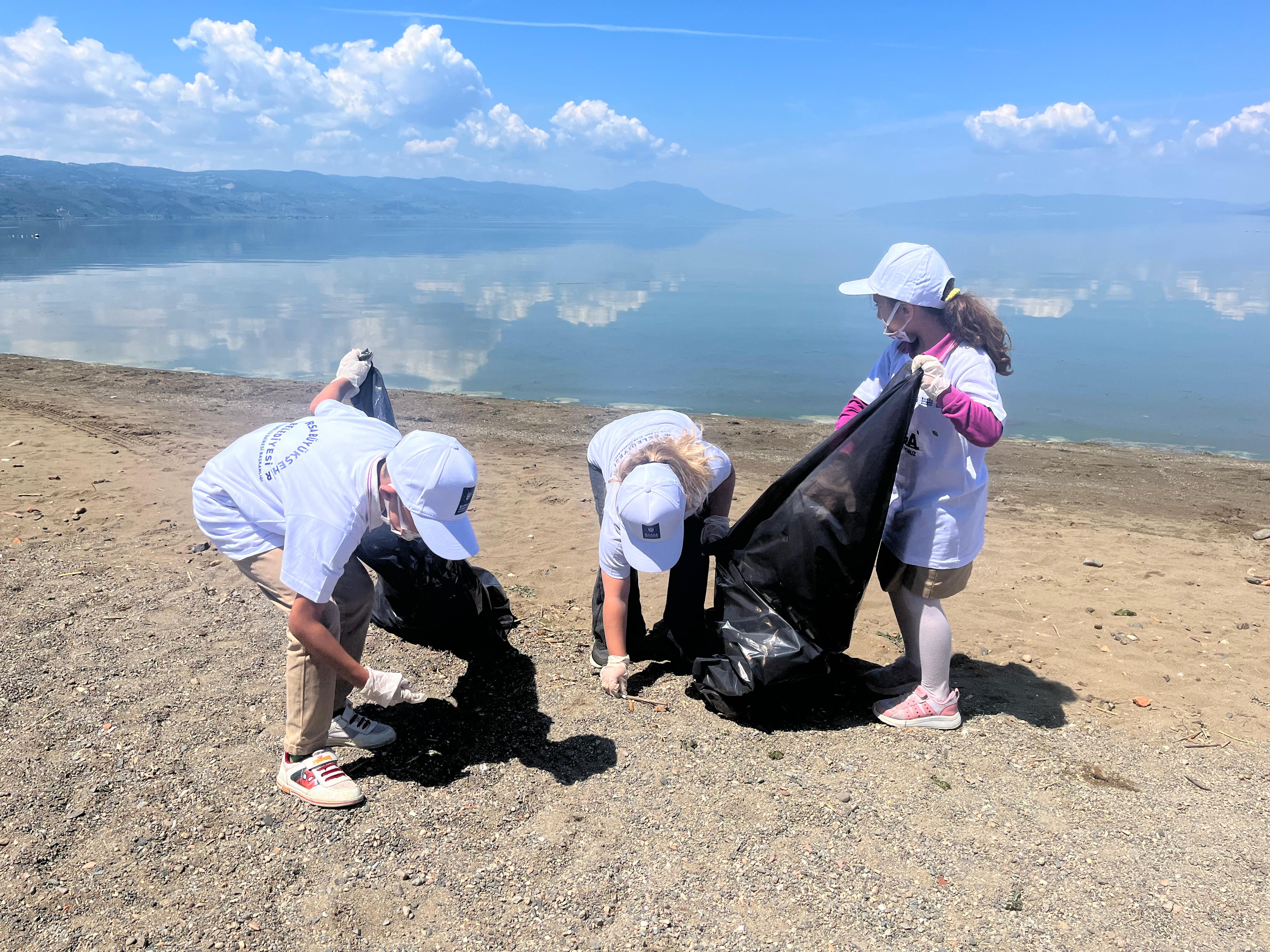 Minik gönüllülerden İznik’te sahil temizliği