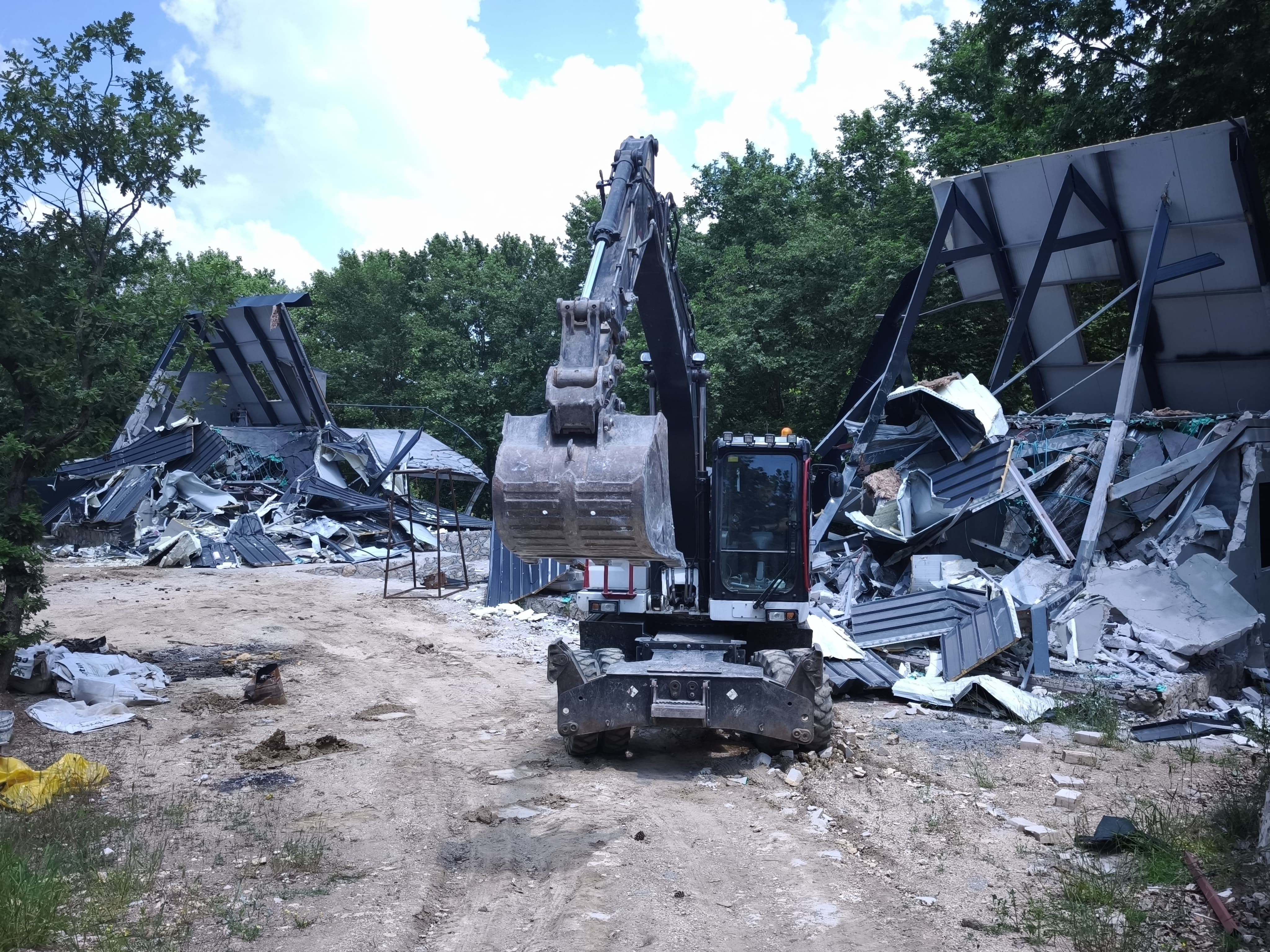 Hasanağa’da kaçak villalar yıkıldı