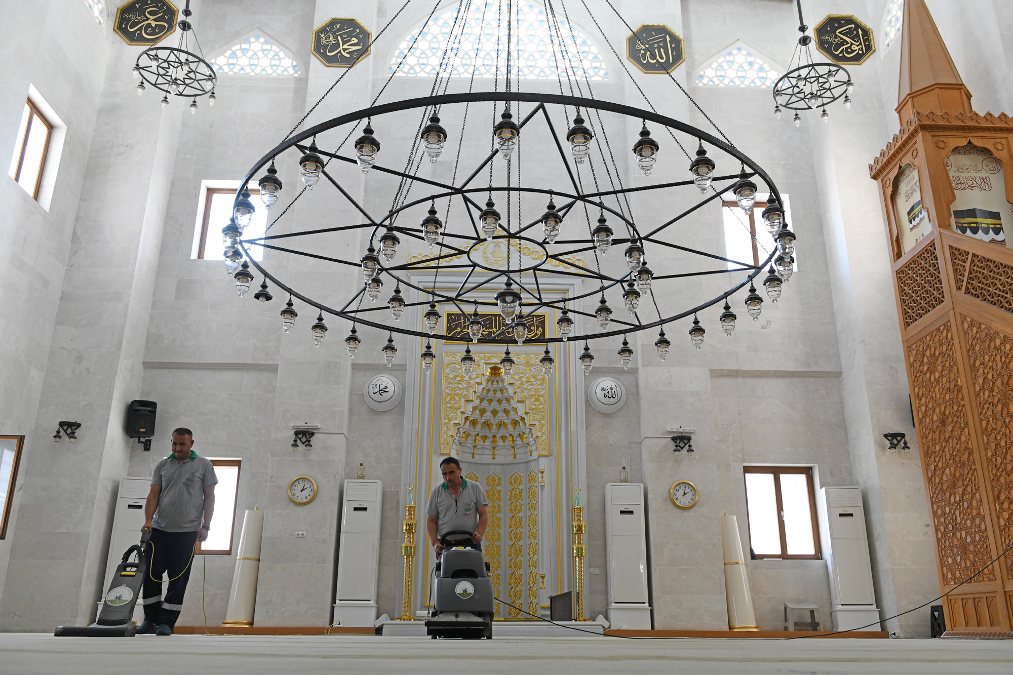 Osmangazi Belediyesi'nden camilere kapsamlı bayram temizliği