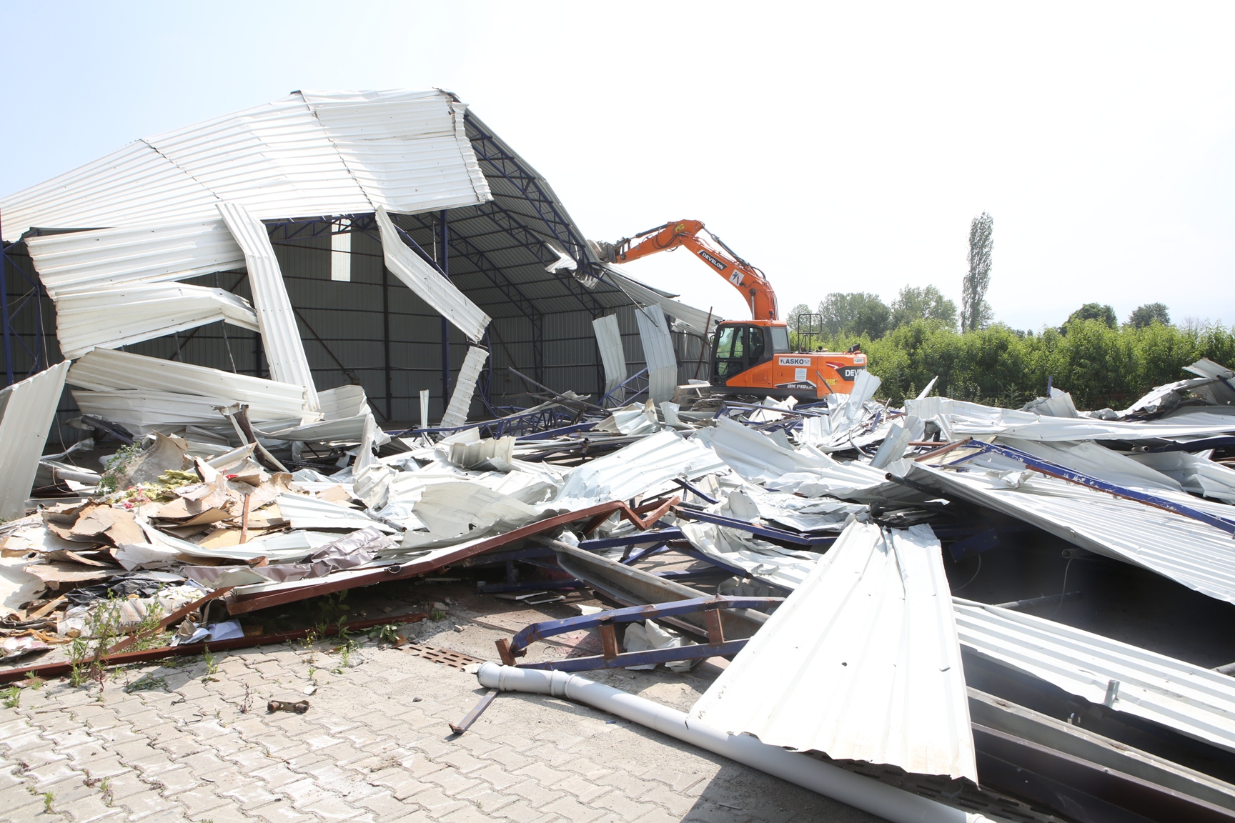 Tahtalı'da kaçak iş yeri yıkıldı