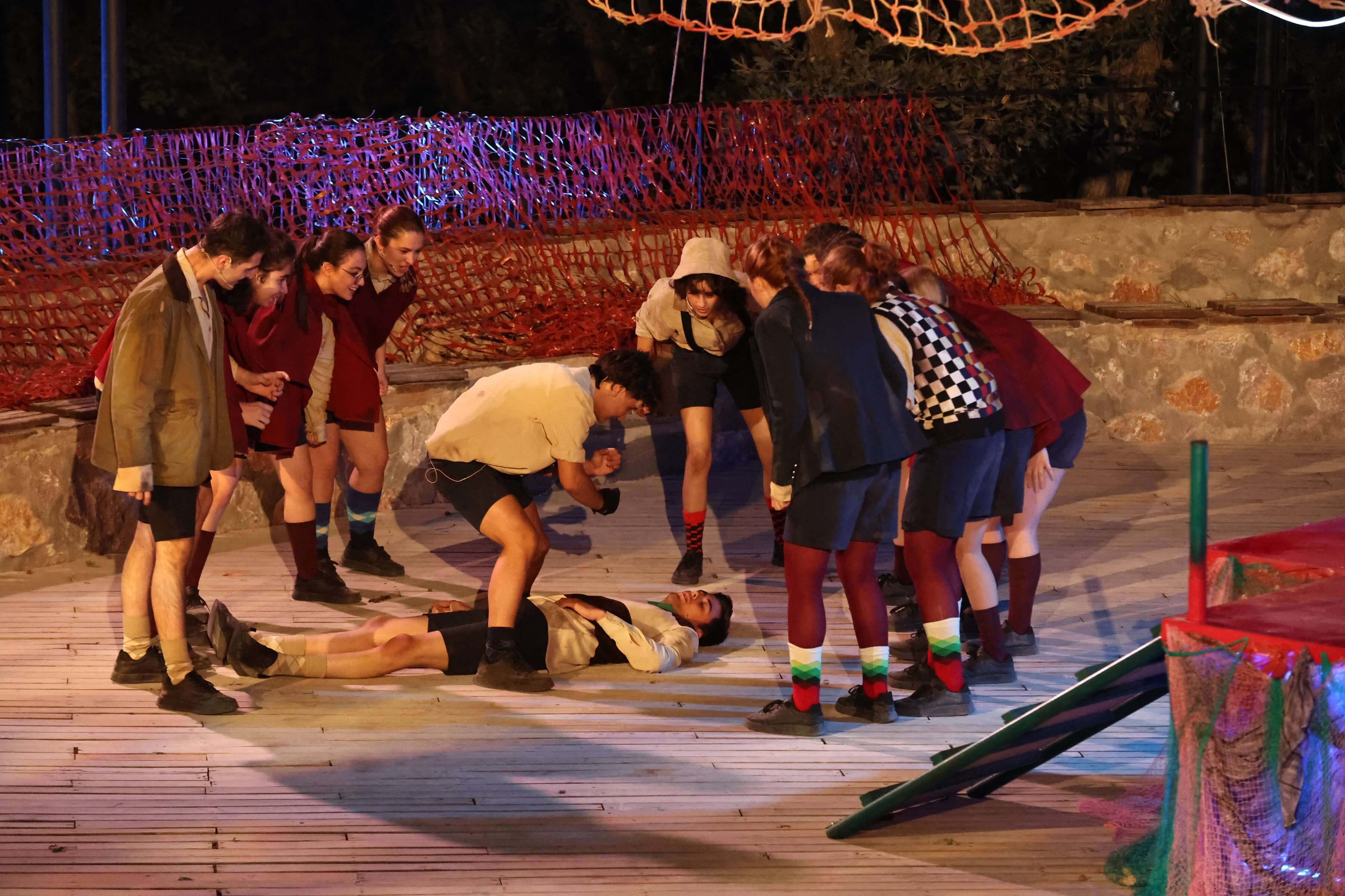 Genç NKT ekibi ilk oyunuyla sahnede