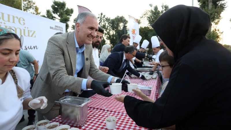 İnegöl'de yeni meydanda birlik ve bereket için aşure dağıtıldı
