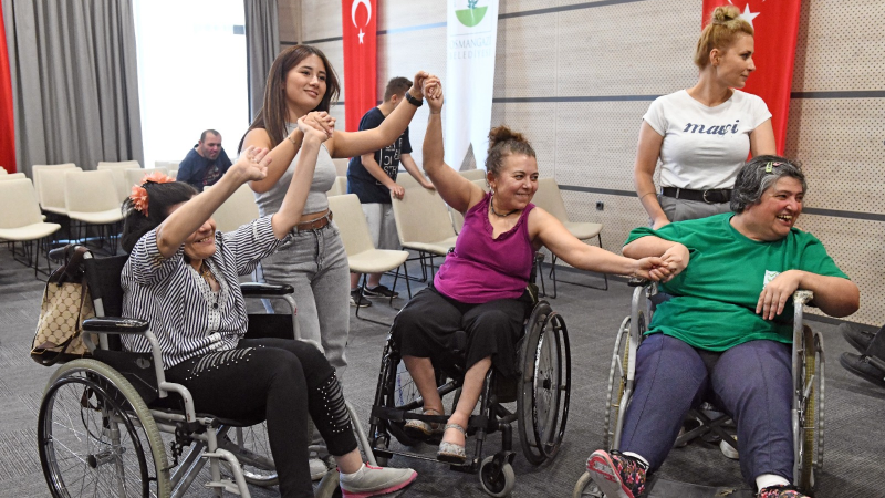 OBAM'da sanat terapisi: Özel bireyler müzik ve resimle hayata bağlandı