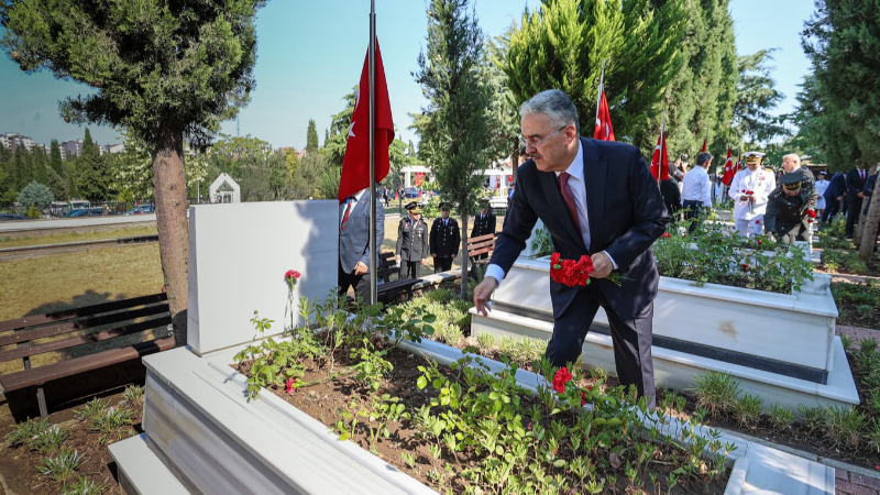 Vali Ayyıldız'dan 15 Temmuz şehitlerinin kabirlerine ziyaret