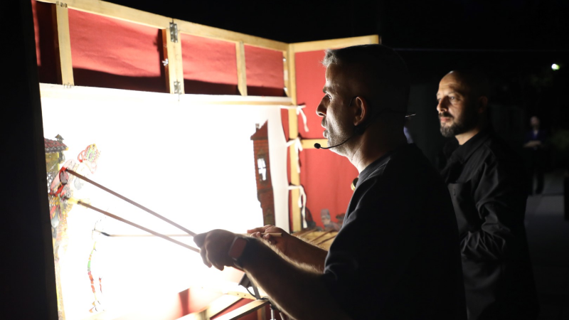 İnegöl’de çocuklar Karagöz gölge oyunuyla buluştu