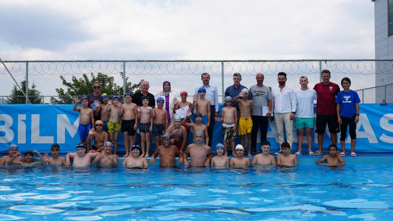 Gürsu’da 360 çocuk yüzme kursunu tamamladı