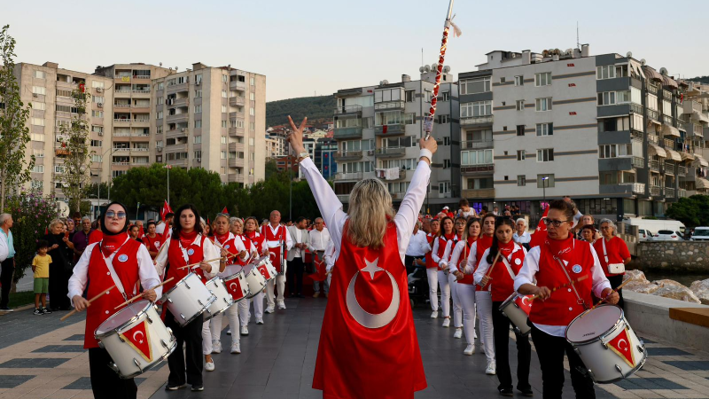 Gemlik’te 30 Ağustos coşkusu meydanlara sığmadı