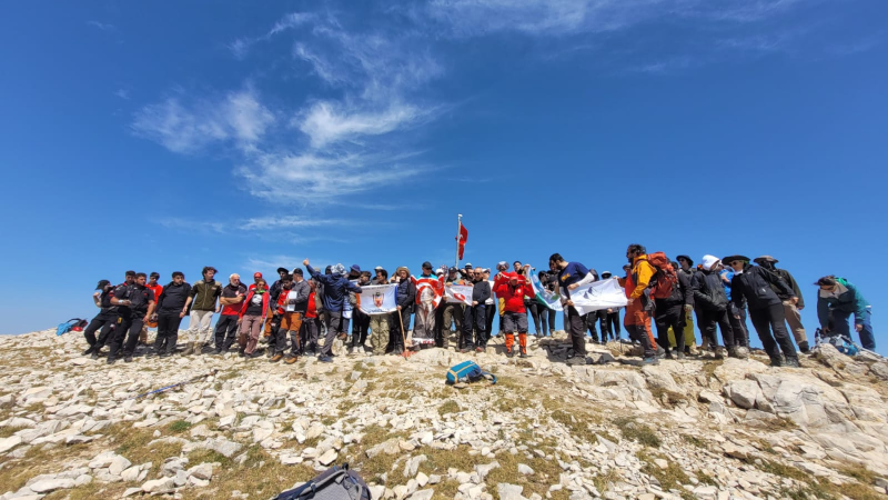 Bursa'da dağcılar Zafer Bayramı coşkusunu Uludağ zirvesinde yaşadı