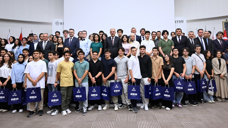 Bursa'nın gururu: YKS'de İlk 1000'e giren öğrenciler ödüllendirildi