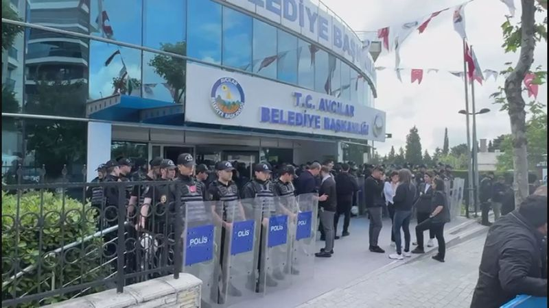 İstanbul’da belediyelere operasyon: İhale komisyonu üyeleri gözaltında