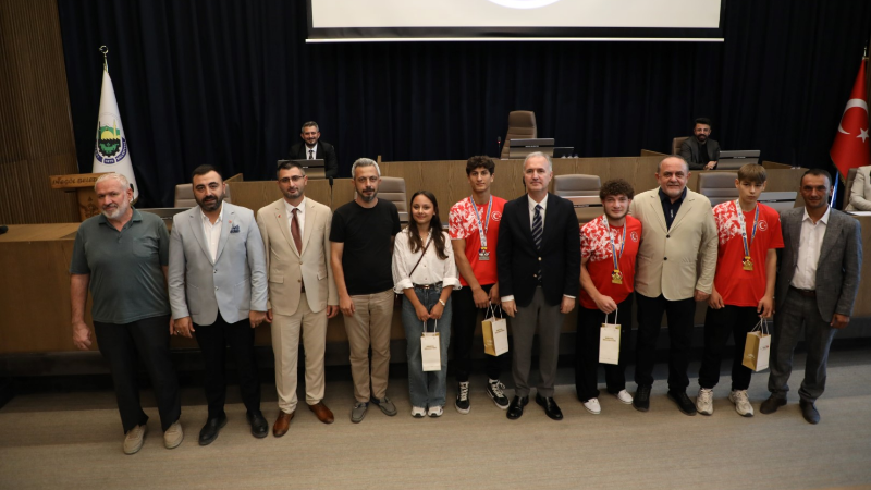 İnegöl’ün şampiyon gençleri mecliste ödüllendirildi